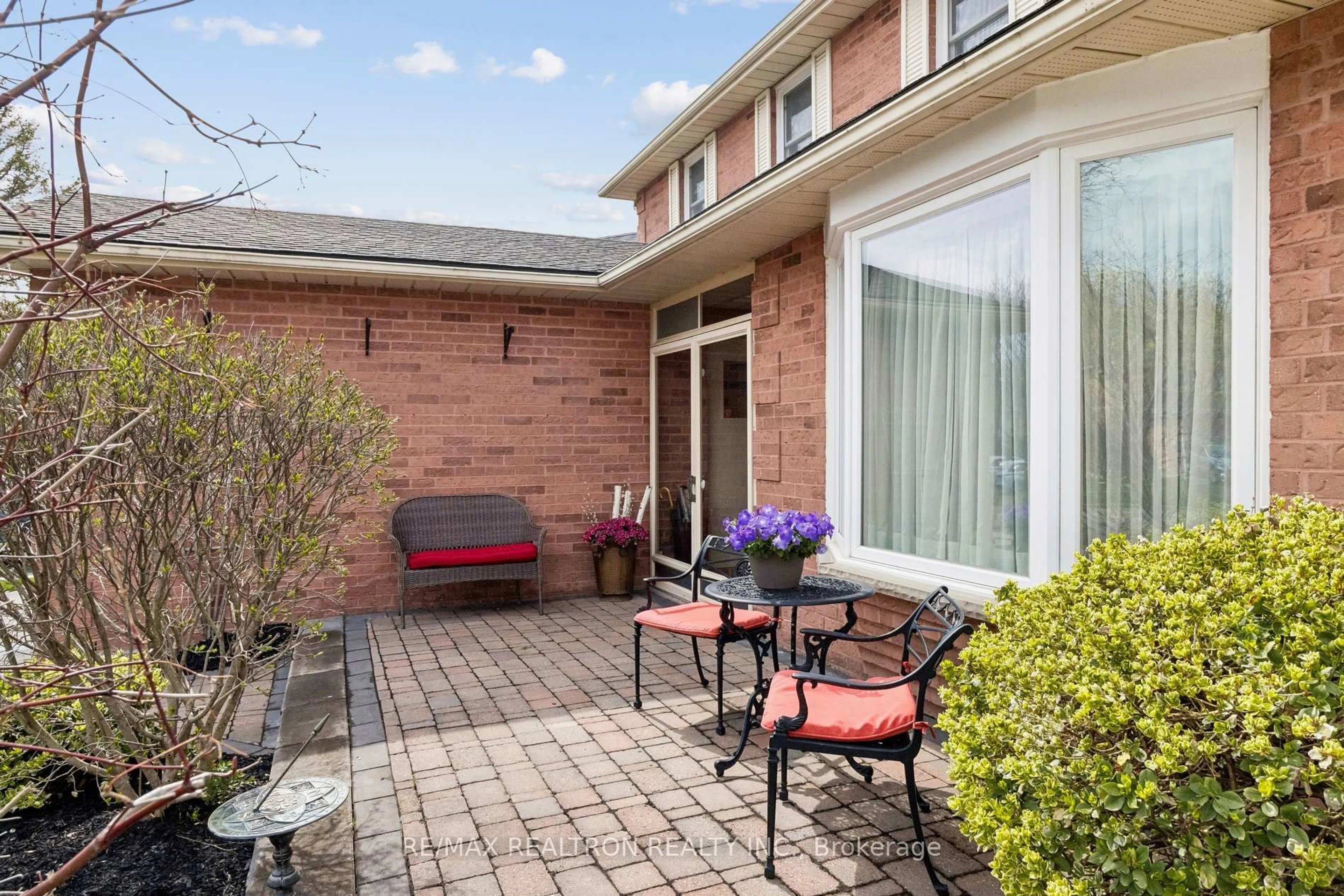 Patio, street for 693 Leslie Valley Dr, Newmarket Ontario L3Y 7J6