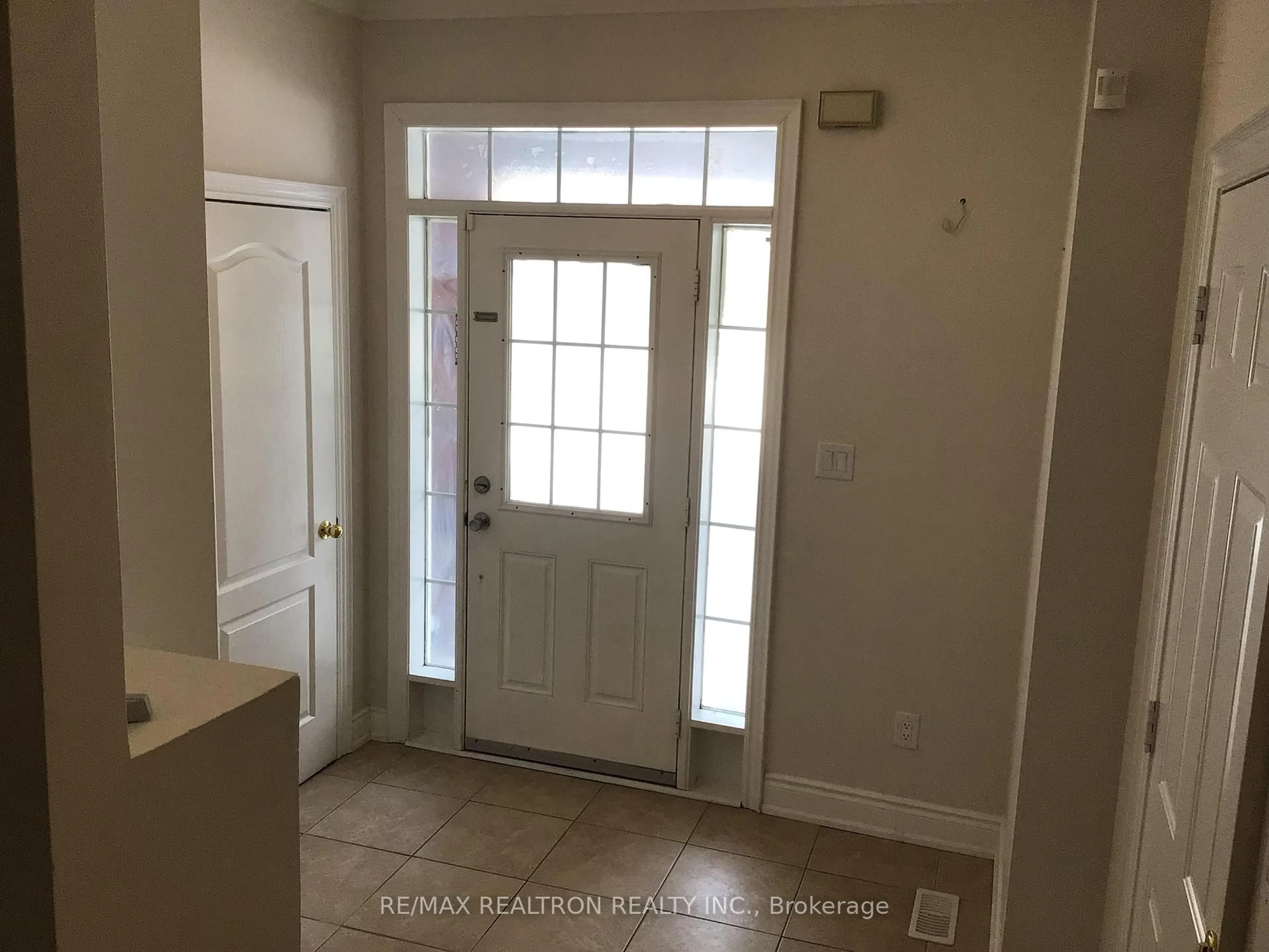 Indoor entryway for 910 Isaac Phillips Way, Newmarket Ontario L3X 2Y8