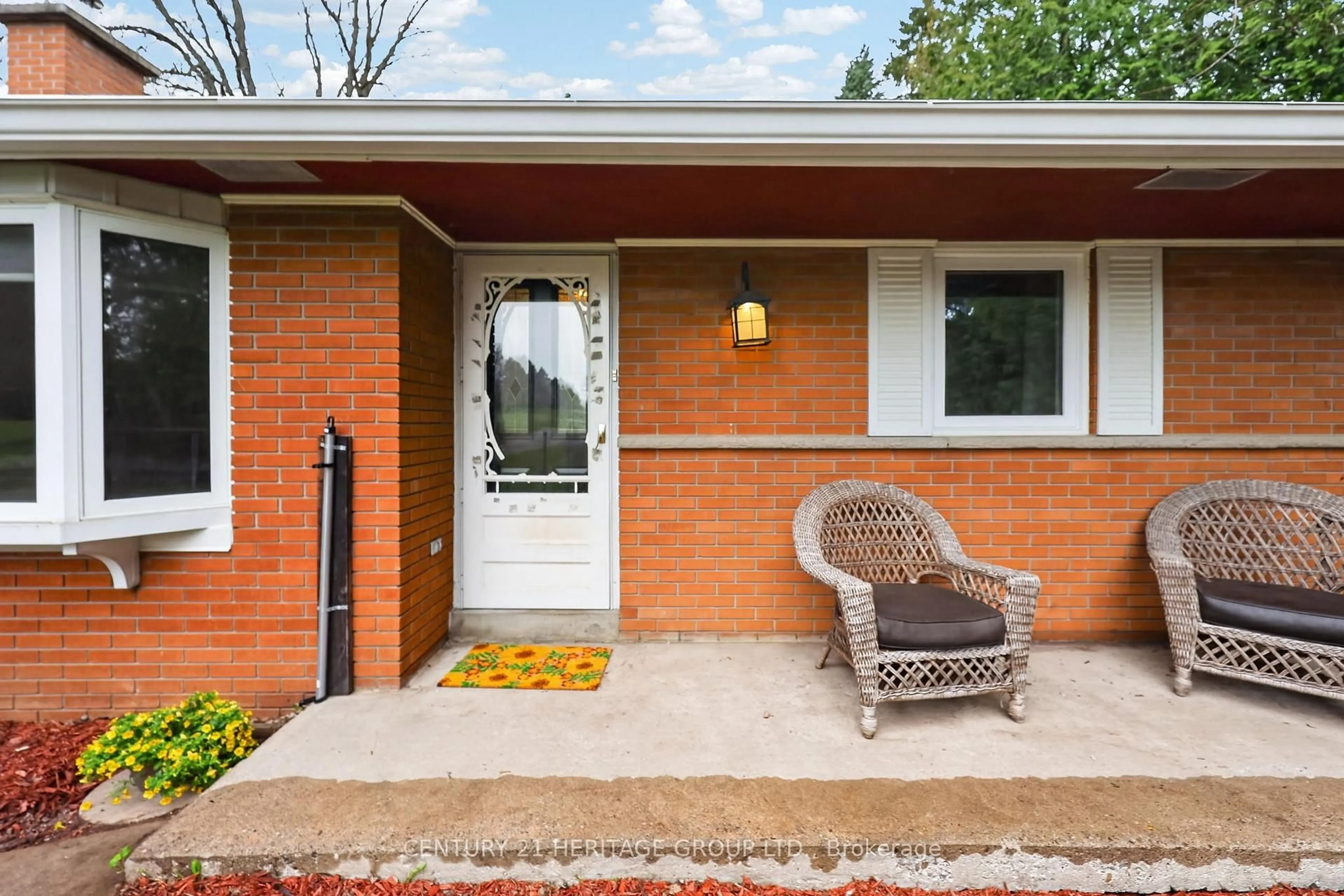 Home with brick exterior material, street for 2010 15th Sdrd, New Tecumseth Ontario L0G 1W0