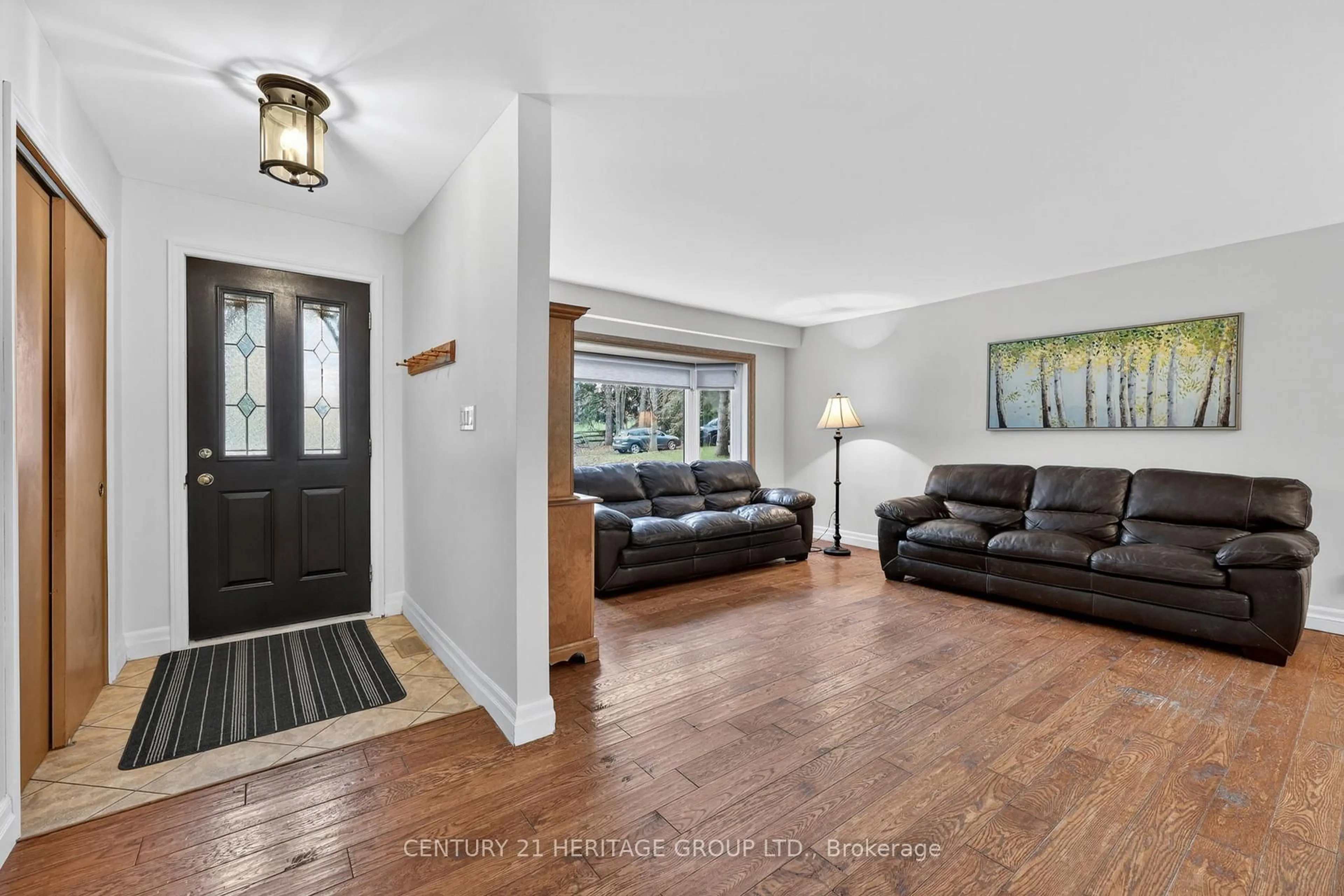 Indoor entryway for 2010 15th Sdrd, New Tecumseth Ontario L0G 1W0
