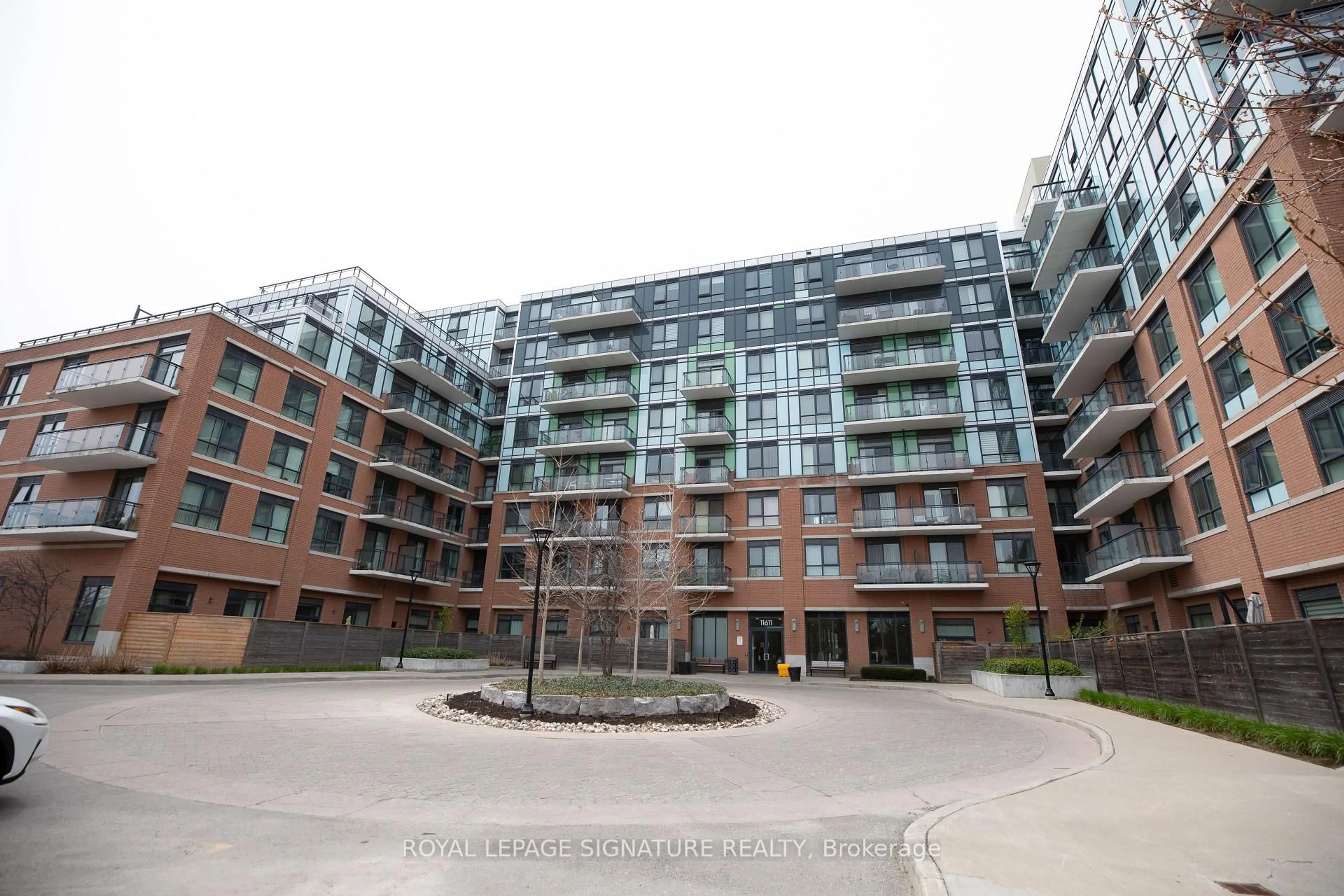 Patio, building for 11611 Yonge St #516, Richmond Hill Ontario L4E 1G2