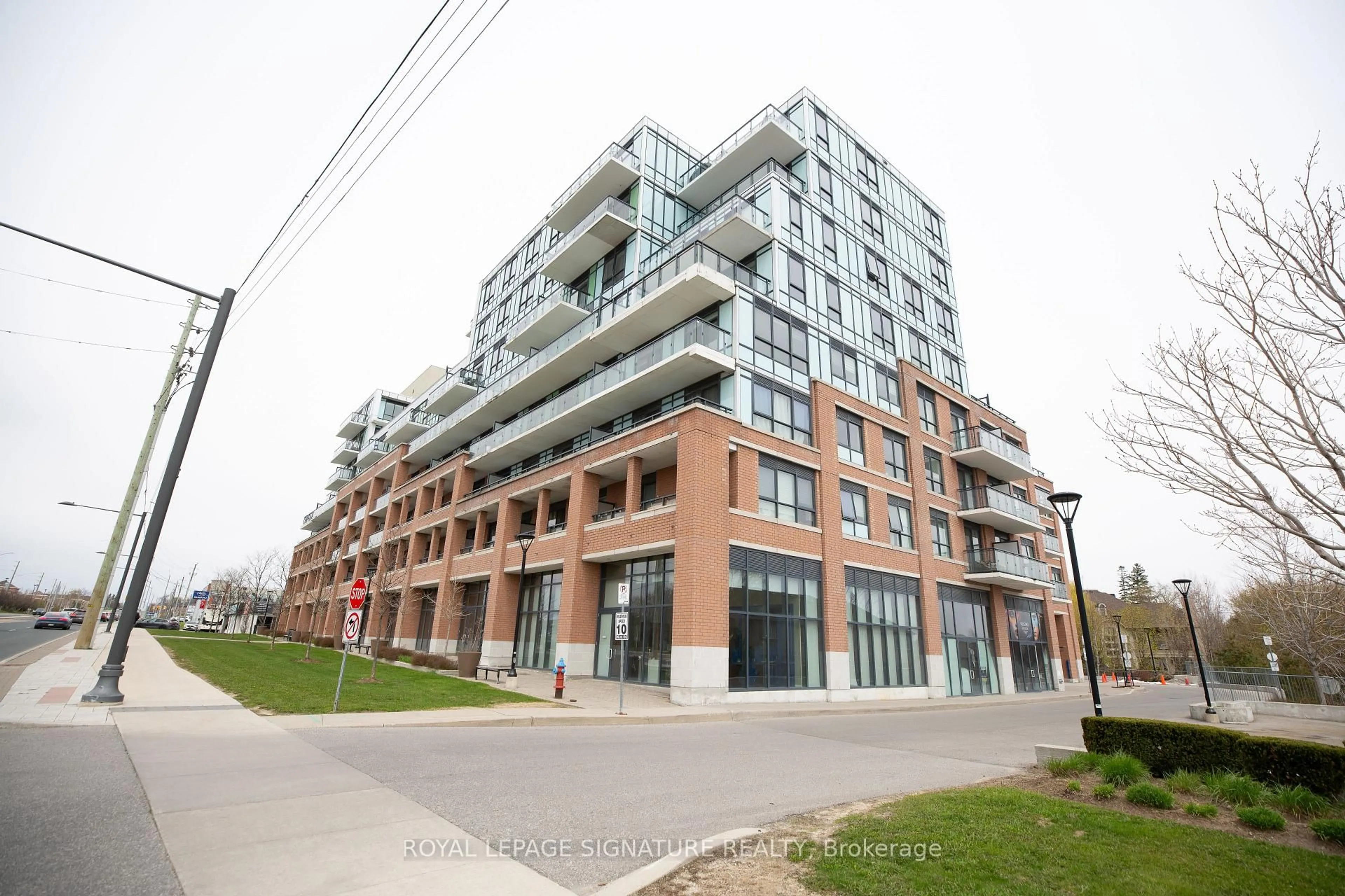 Patio, building for 11611 Yonge St #516, Richmond Hill Ontario L4E 1G2