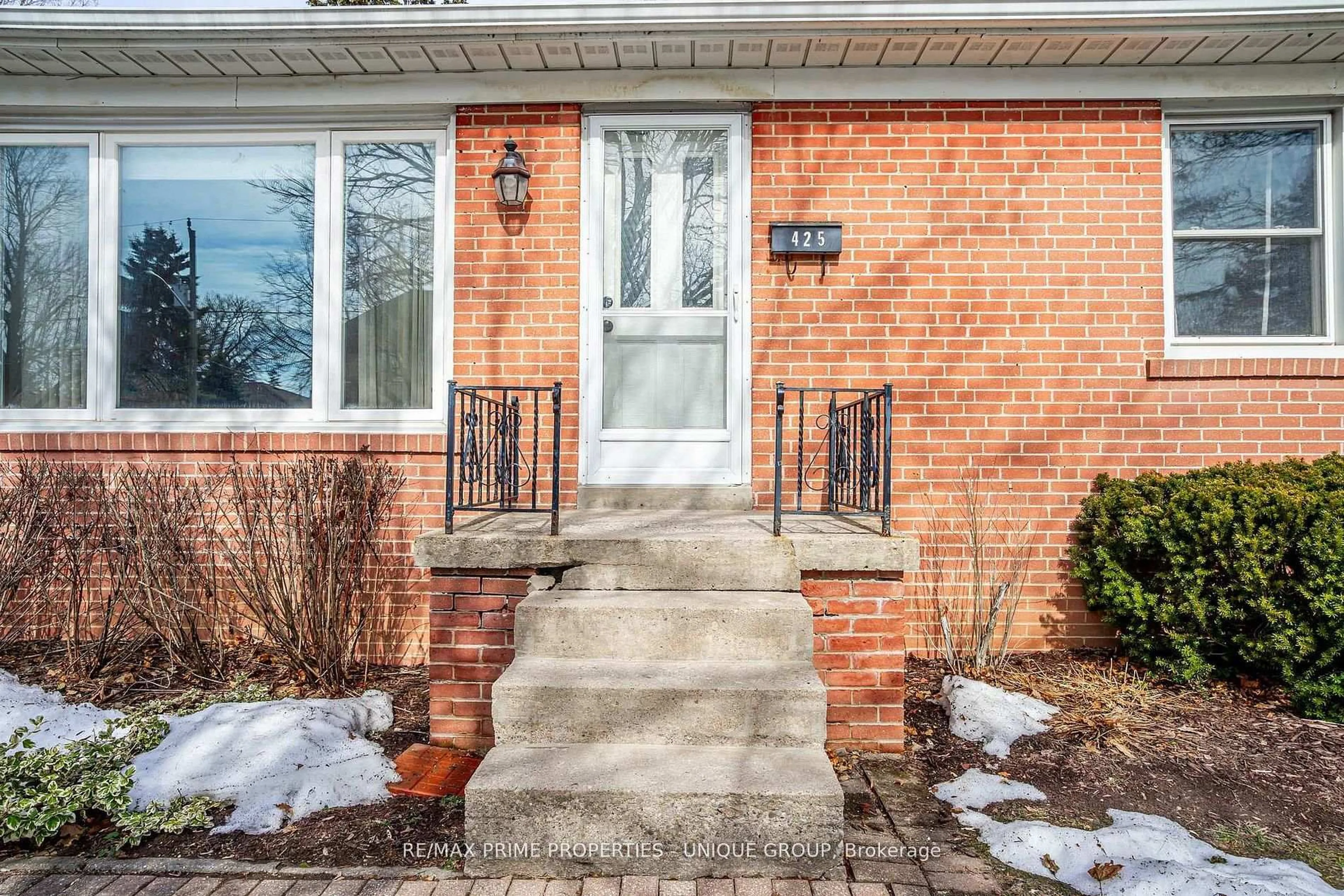 Home with brick exterior material, street for 425 Centre St, Richmond Hill Ontario L4C 1B8