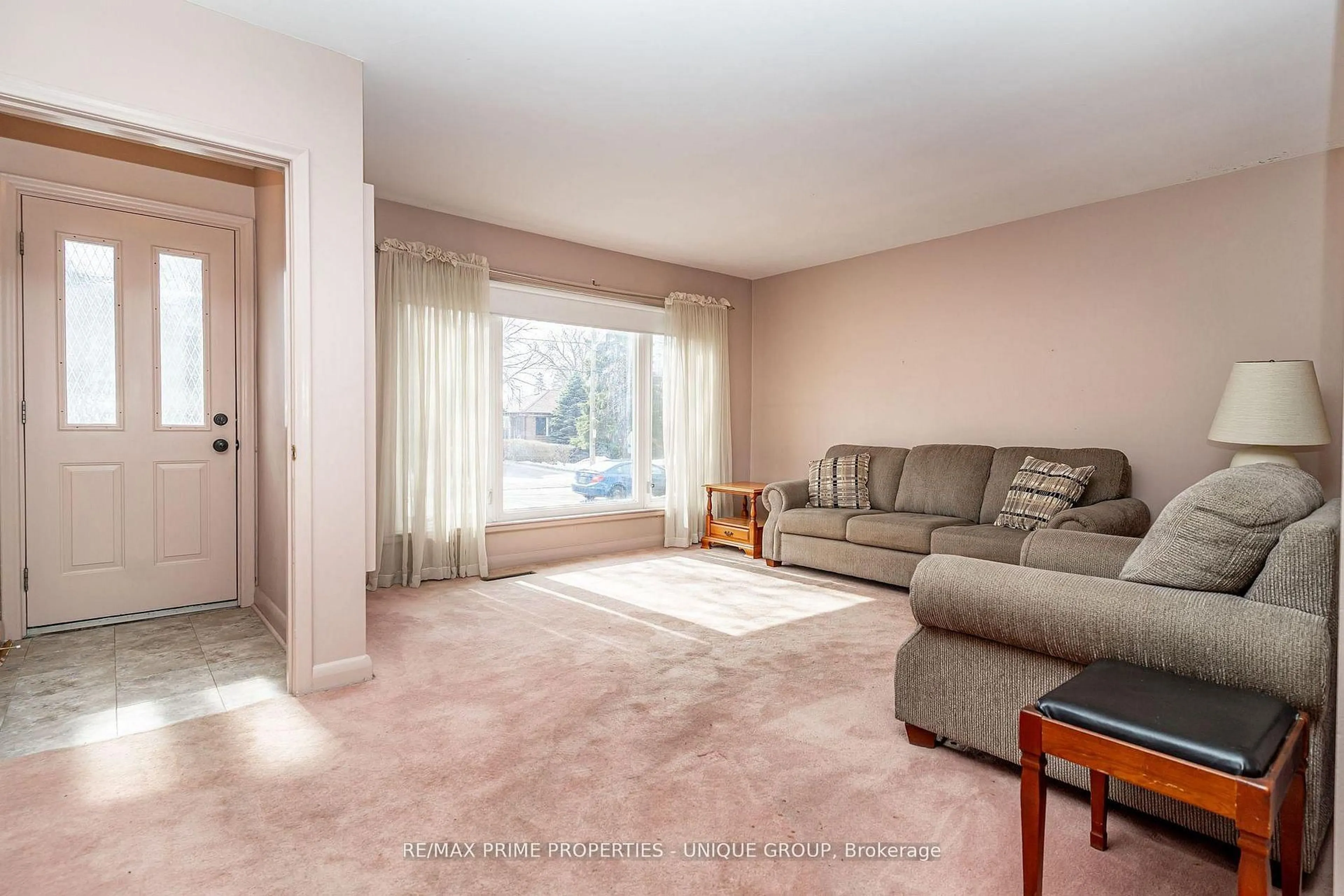 Living room with furniture, carpet floor for 425 Centre St, Richmond Hill Ontario L4C 1B8