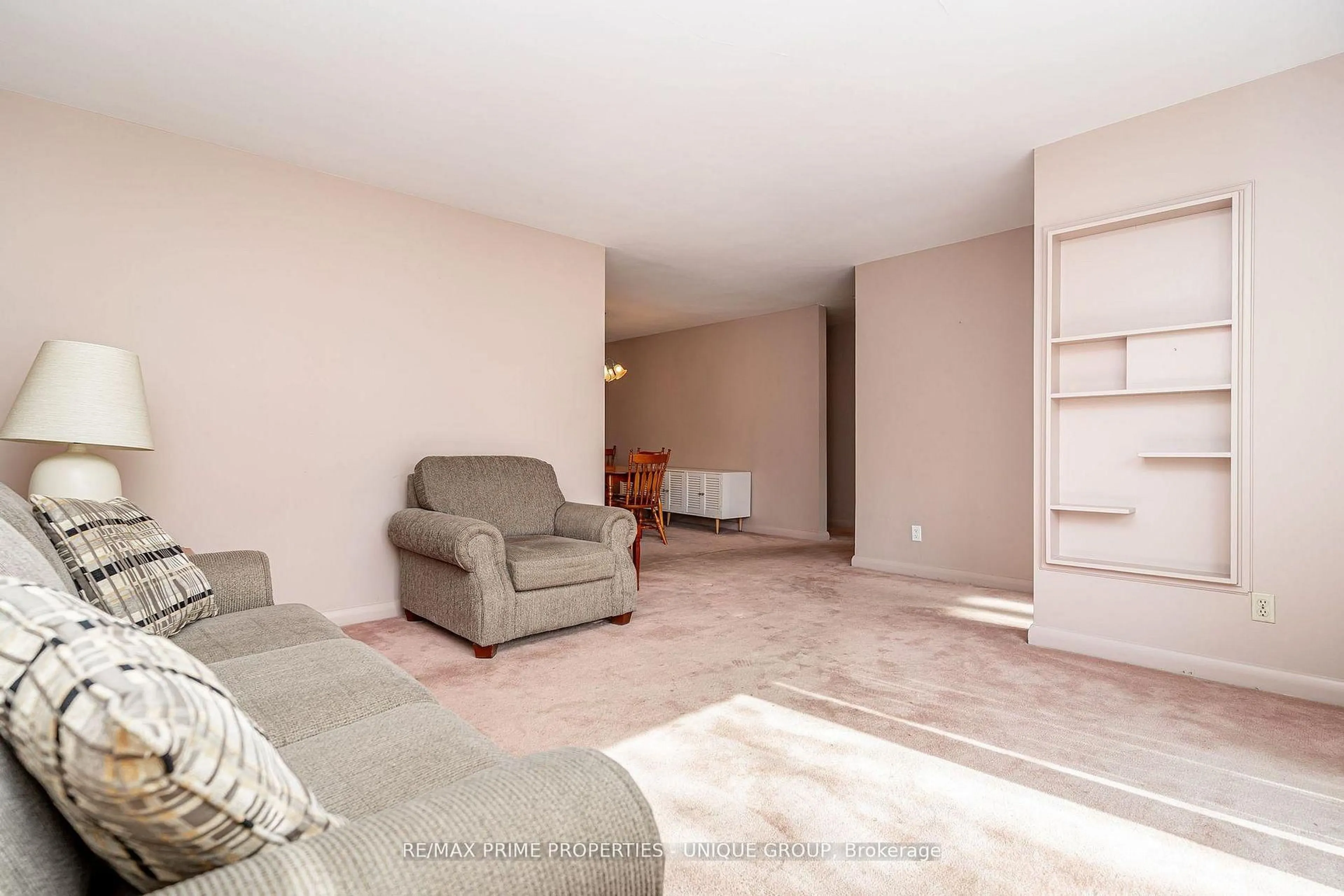 Living room with furniture, unknown for 425 Centre St, Richmond Hill Ontario L4C 1B8