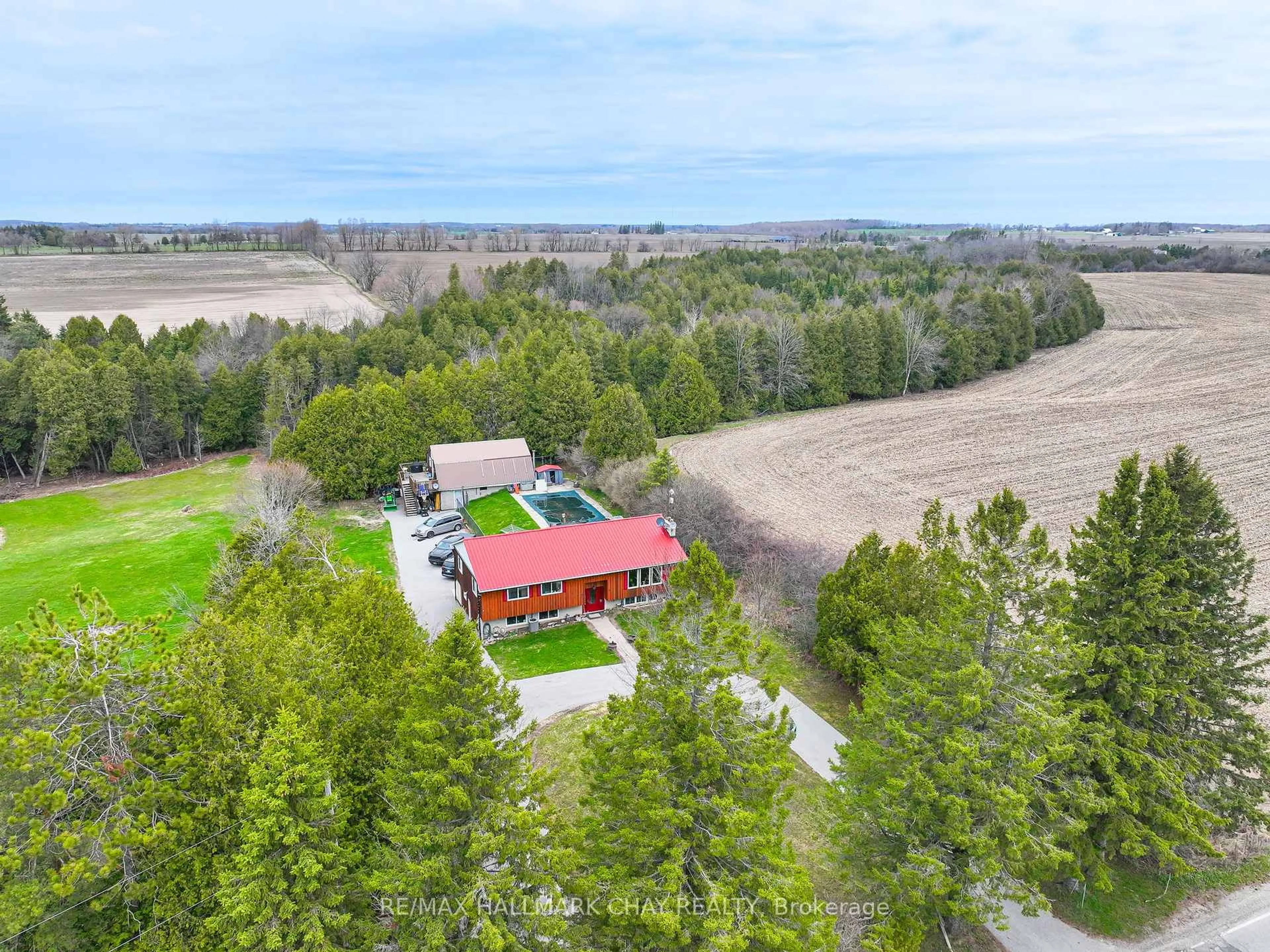 A pic from outside/outdoor area/front of a property/back of a property/a pic from drone, unknown for 4684 10th Sdrd, Essa Ontario L0L 2N0