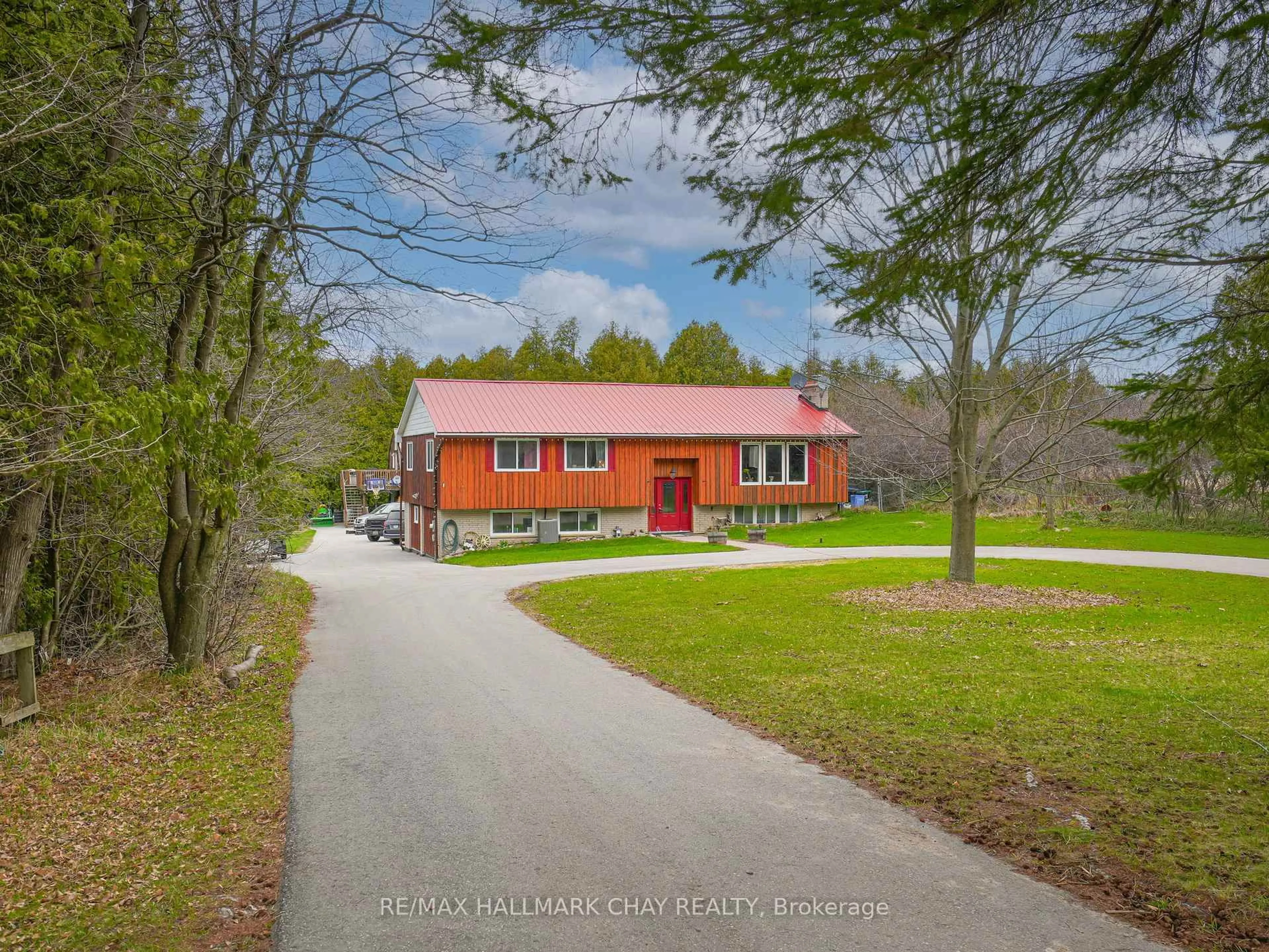 A pic from outside/outdoor area/front of a property/back of a property/a pic from drone, street for 4684 10th Sdrd, Essa Ontario L0L 2N0