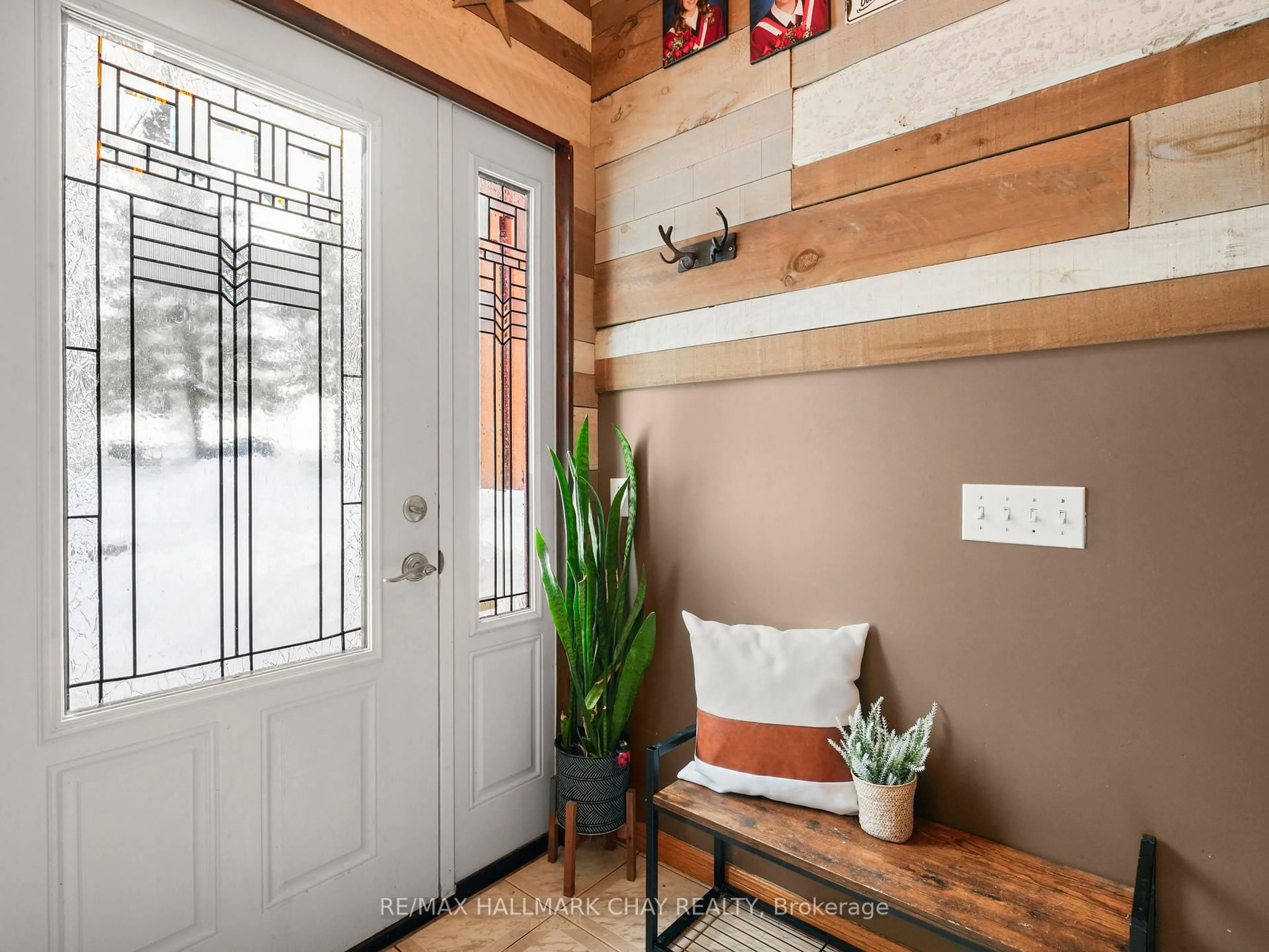 Indoor entryway for 4684 10th Sdrd, Essa Ontario L0L 2N0