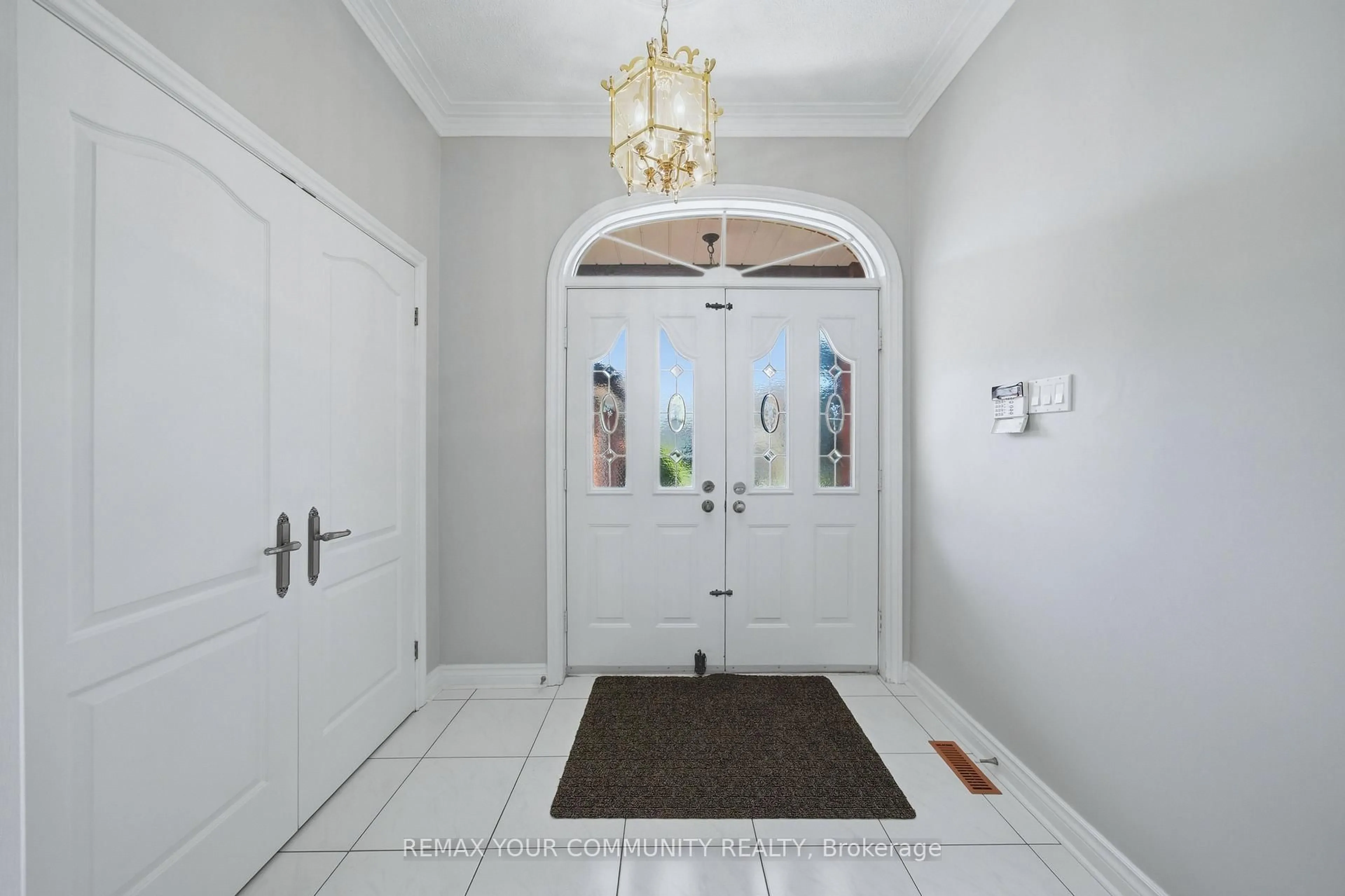 Indoor entryway for 36 Railway St, Vaughan Ontario L6A 1P7