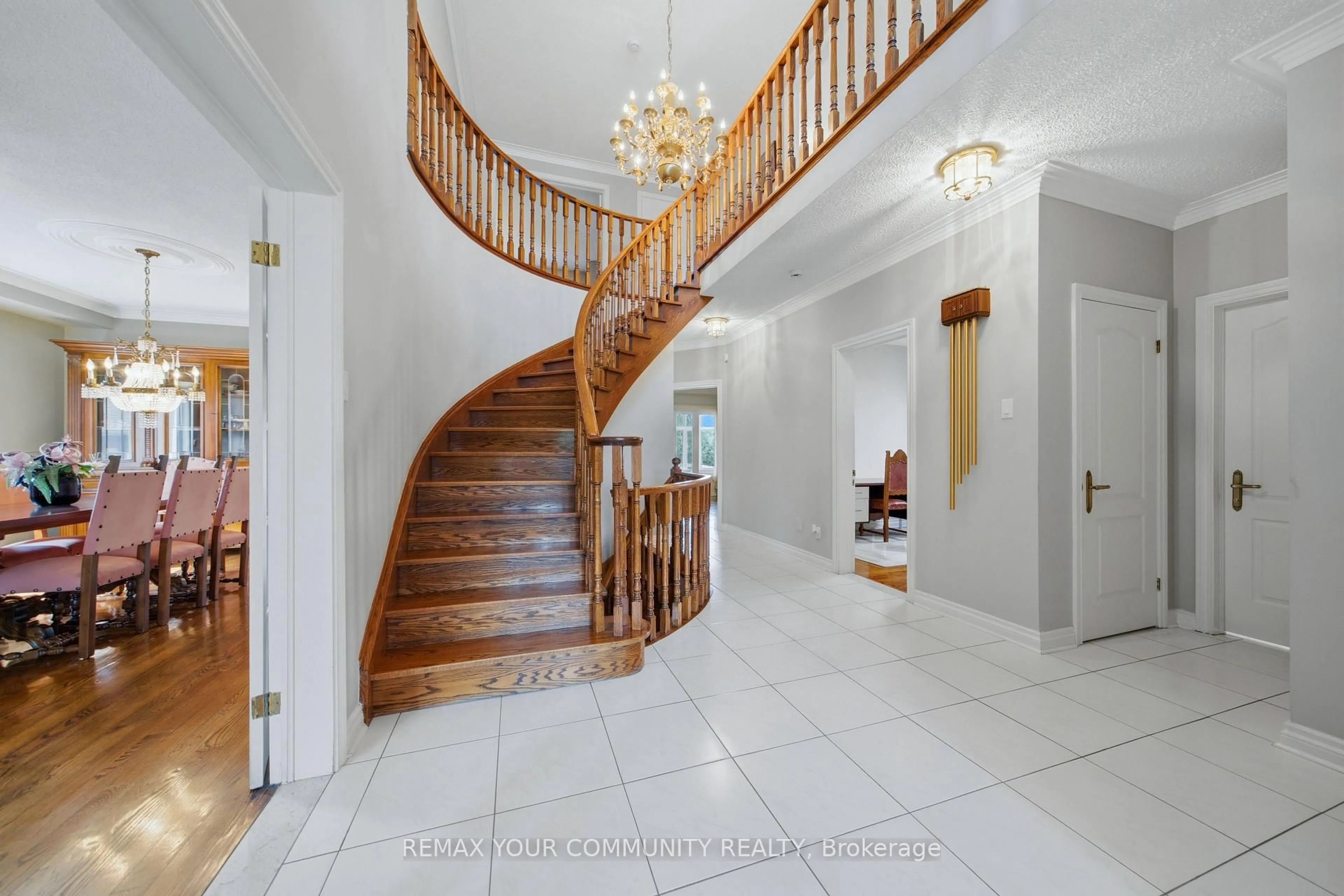 Indoor foyer for 36 Railway St, Vaughan Ontario L6A 1P7