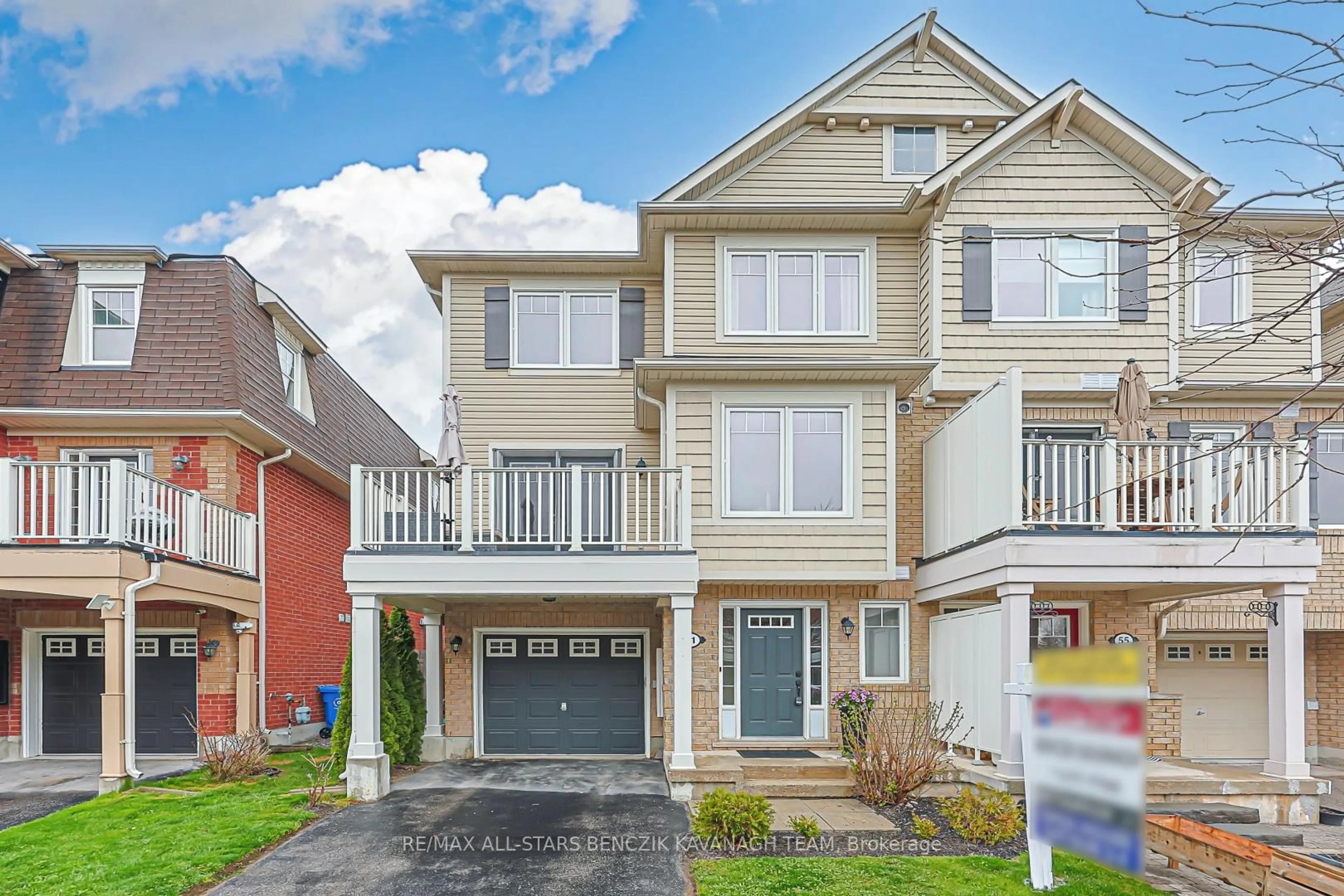 Home with vinyl exterior material, street for 51 Muston Lane, Whitchurch-Stouffville Ontario L4A 0P9