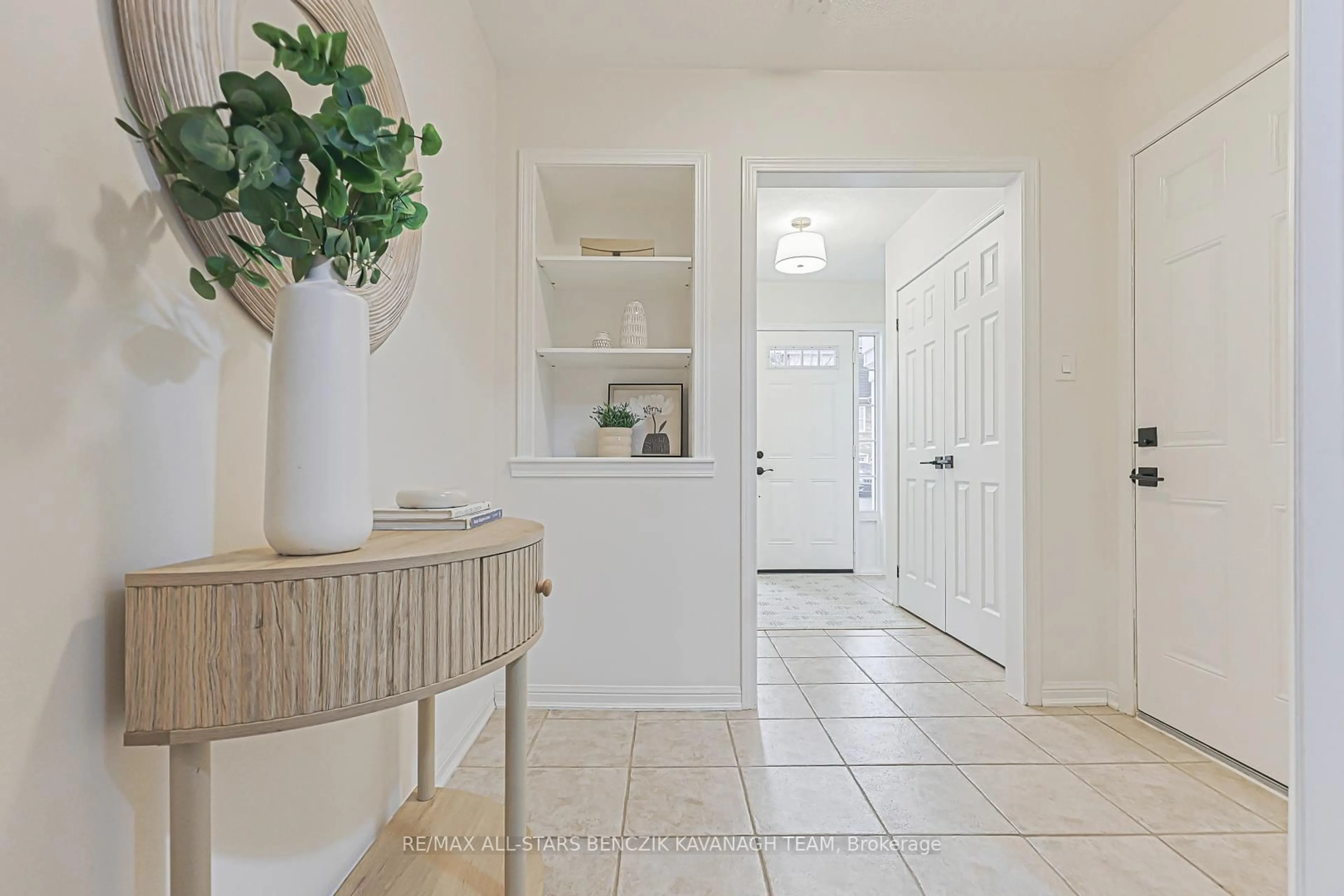 Indoor entryway for 51 Muston Lane, Whitchurch-Stouffville Ontario L4A 0P9