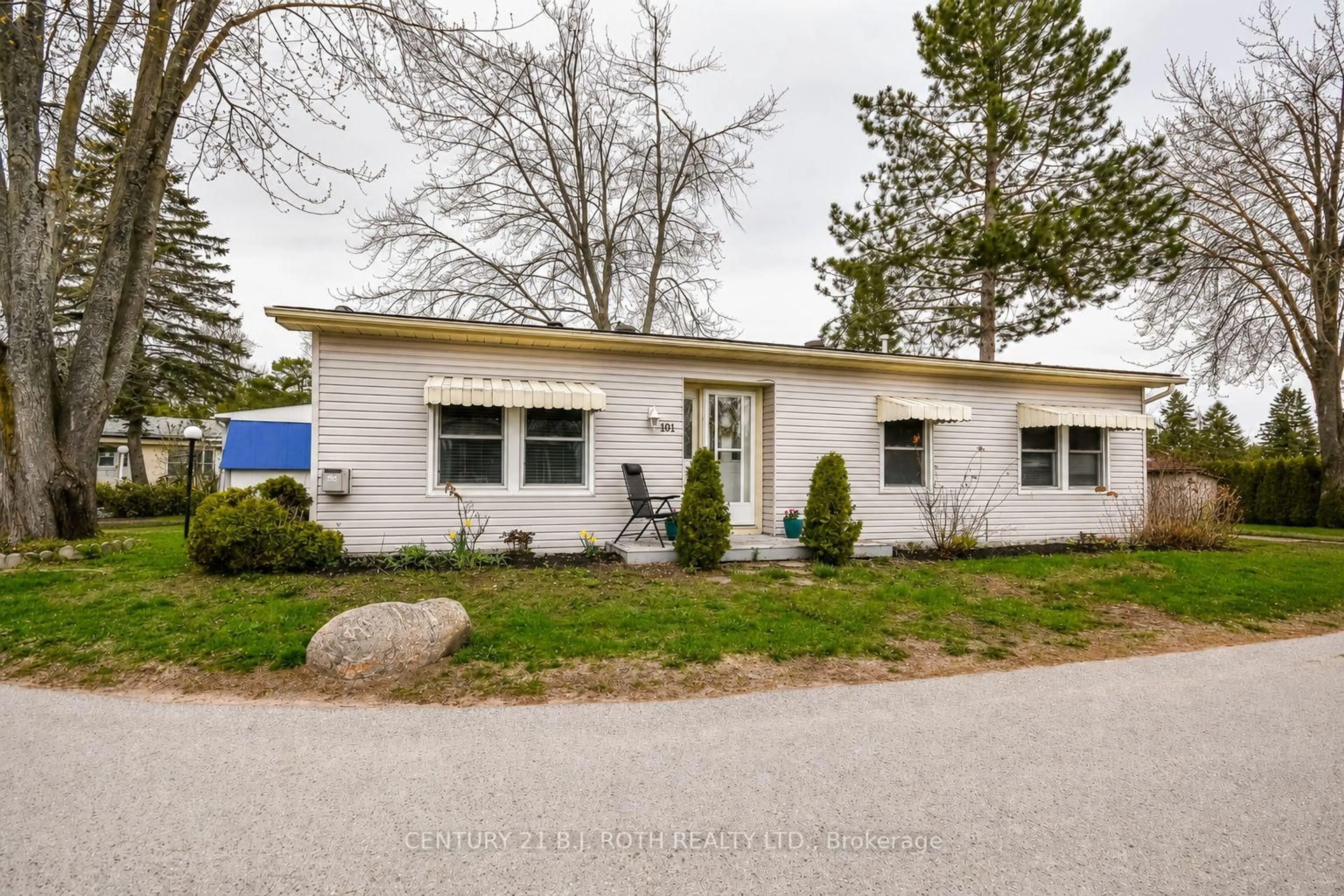 Home with vinyl exterior material, street for 101 Linden Lane, Innisfil Ontario L9S 1N3