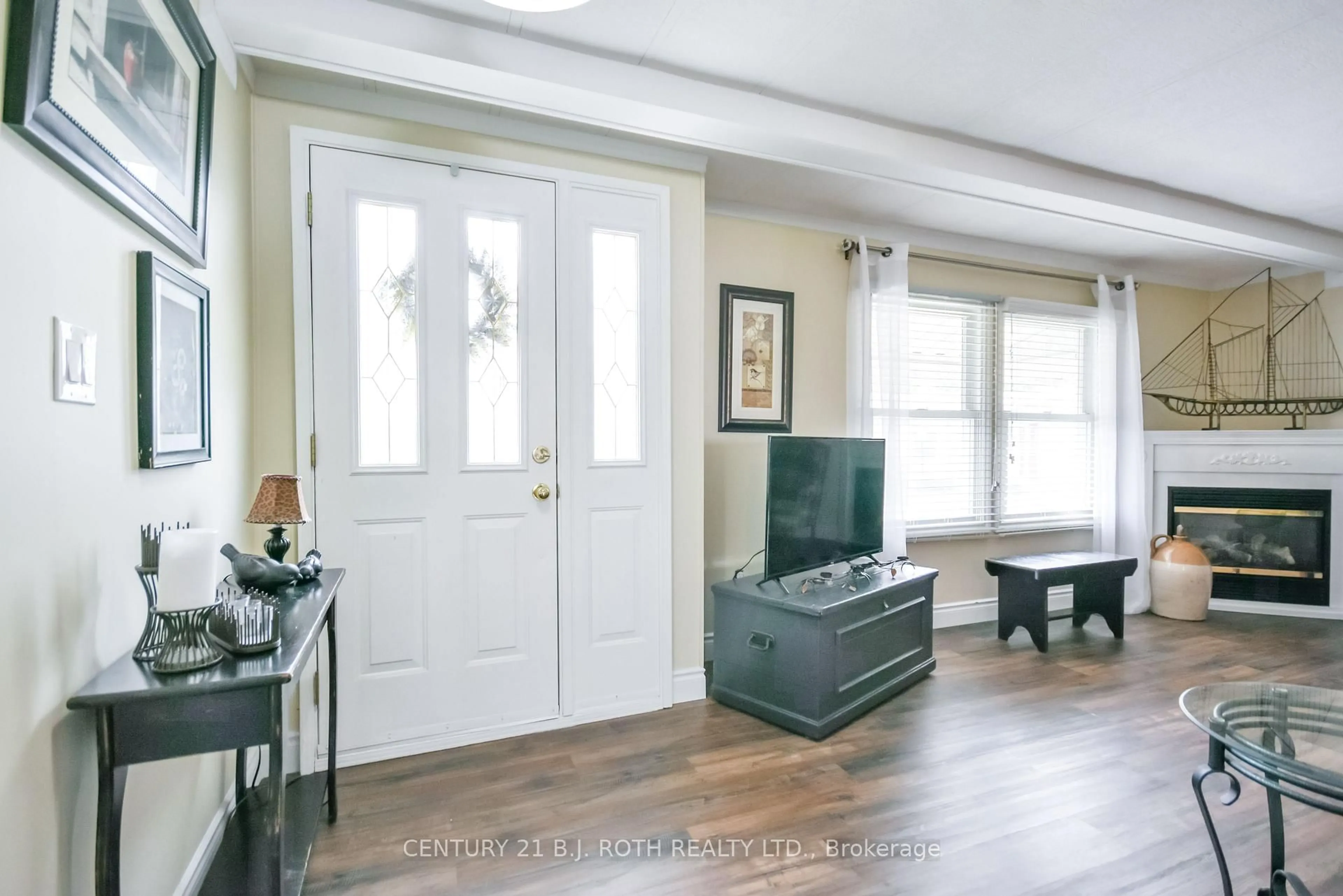 Indoor entryway for 101 Linden Lane, Innisfil Ontario L9S 1N3