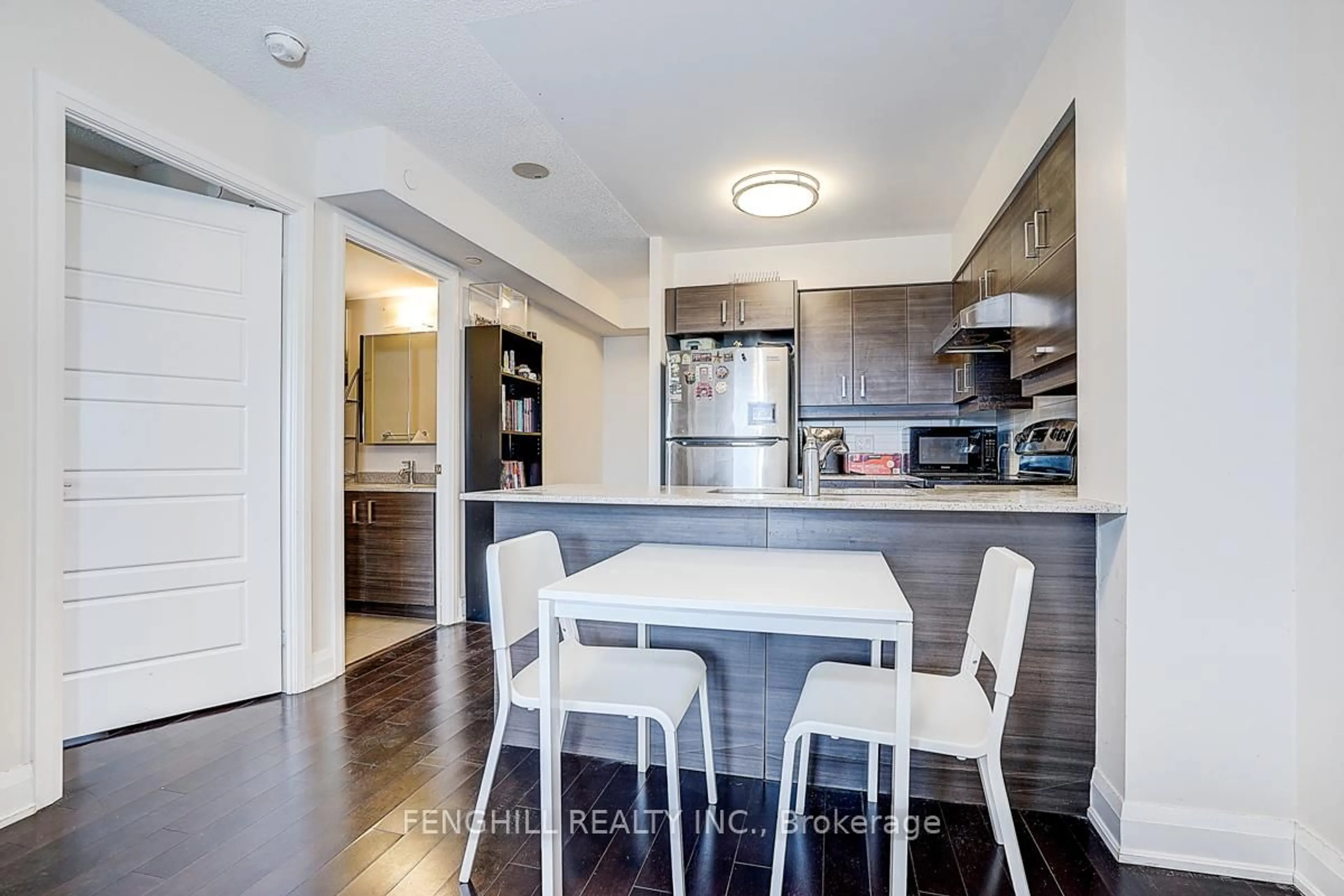 Open concept kitchen, wood/laminate floor for 1 Uptown Dr #2010, Markham Ontario L3R 5C1
