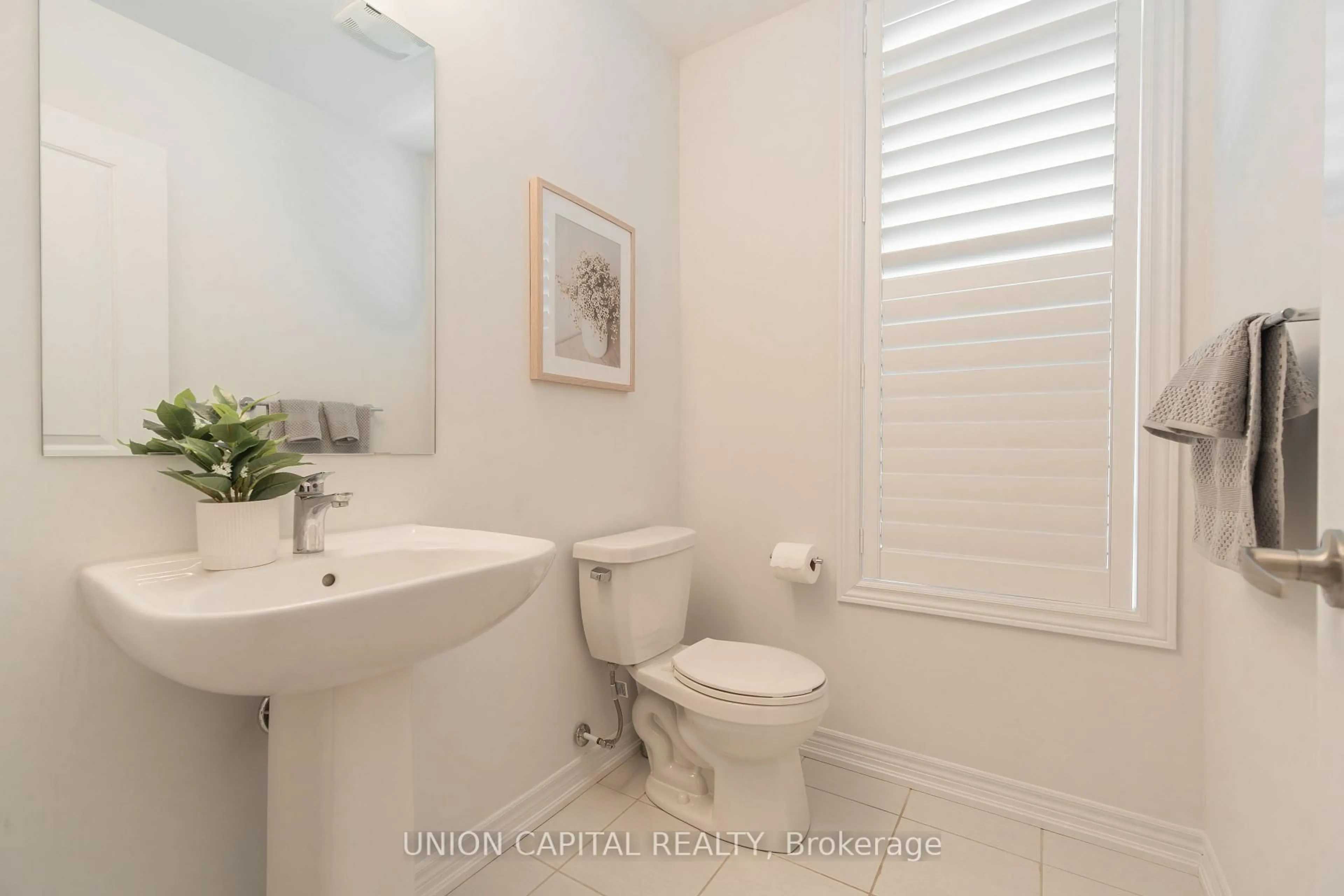 Standard bathroom, ceramic/tile floor for 4 Flower Garden Tr, Whitchurch-Stouffville Ontario L4A 4V4