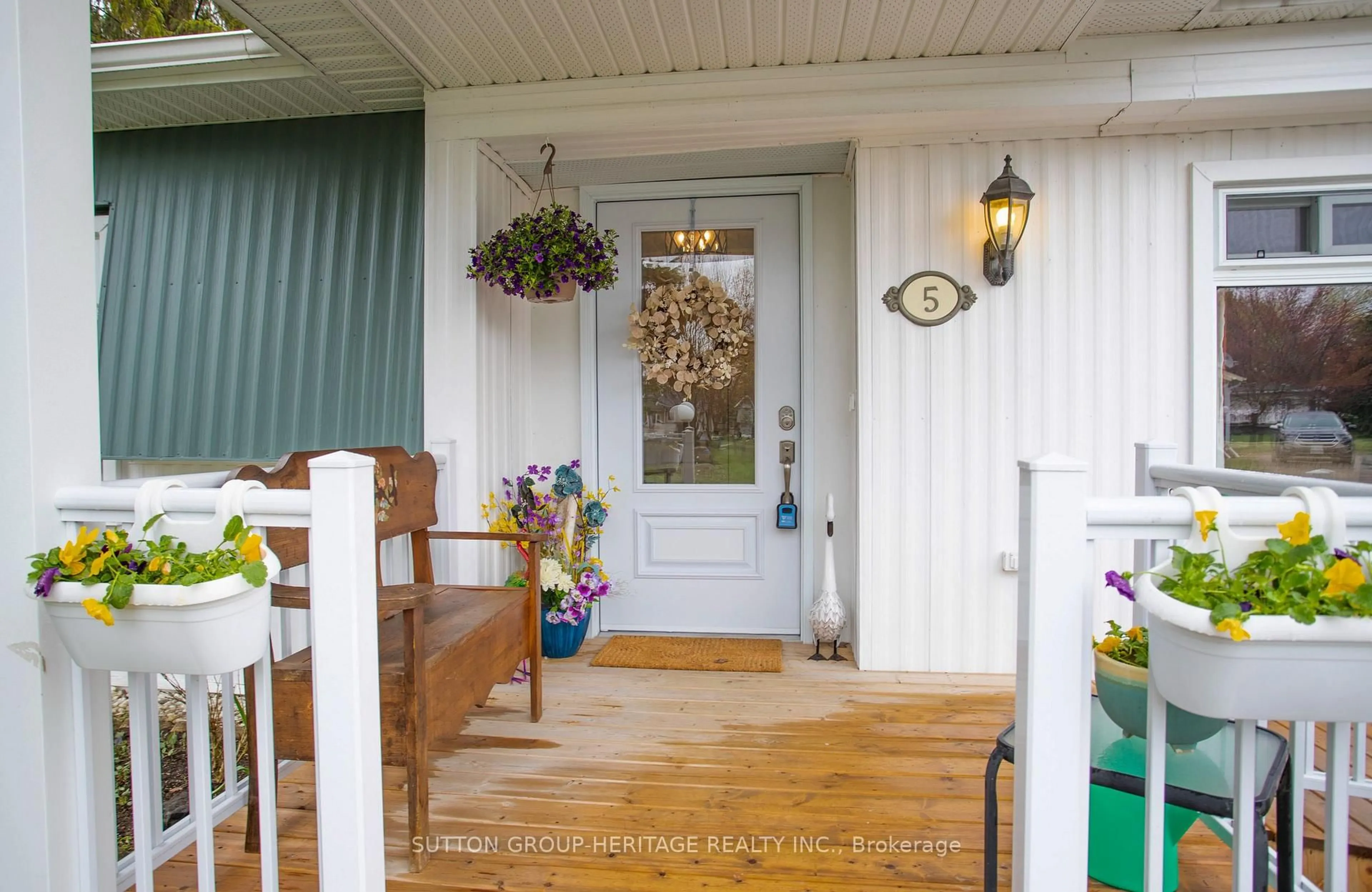 Indoor entryway for 5 Willow Landing, Innisfil Ontario L9S 1M7