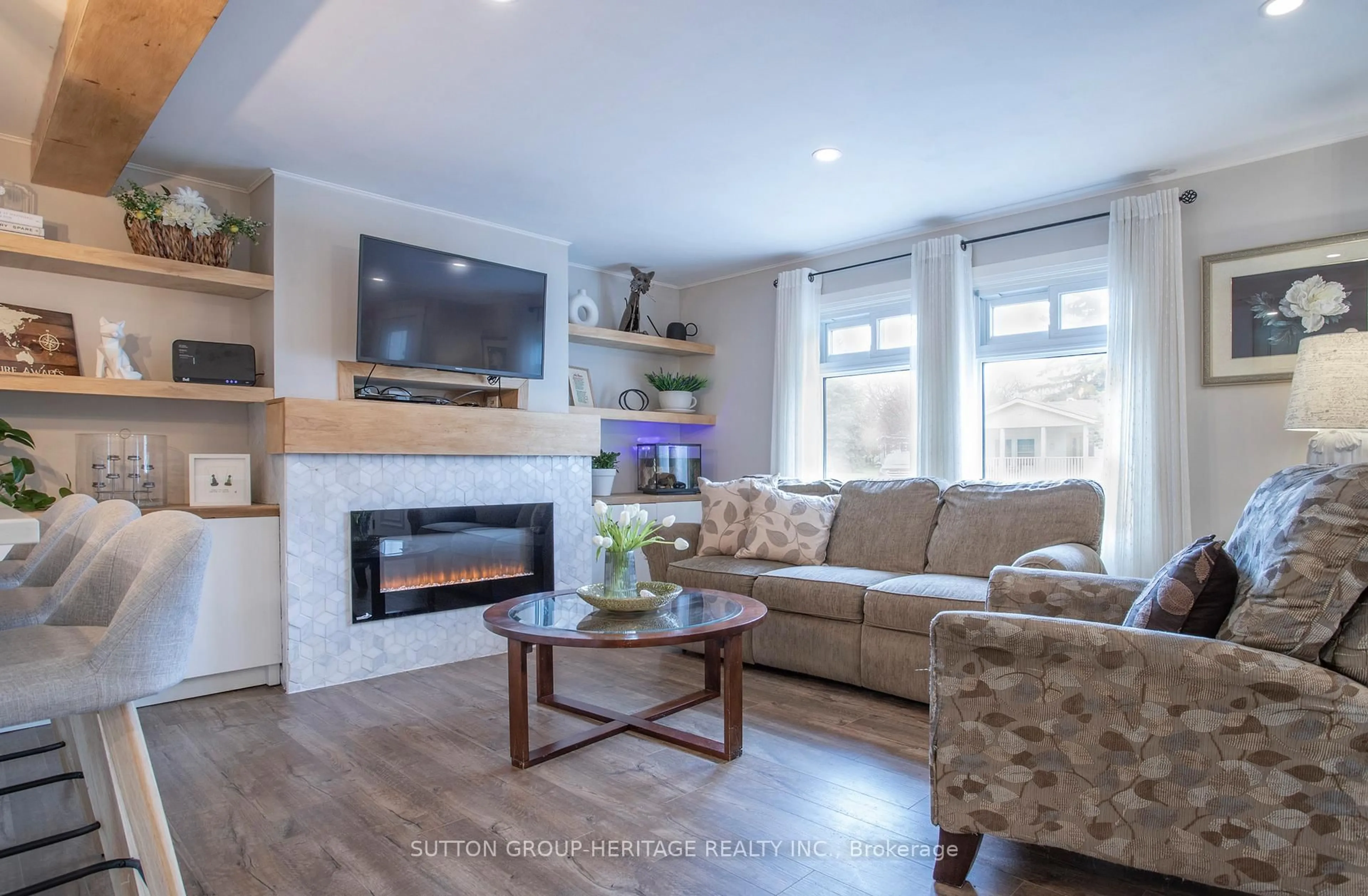 Living room with furniture, wood/laminate floor for 5 Willow Landing, Innisfil Ontario L9S 1M7