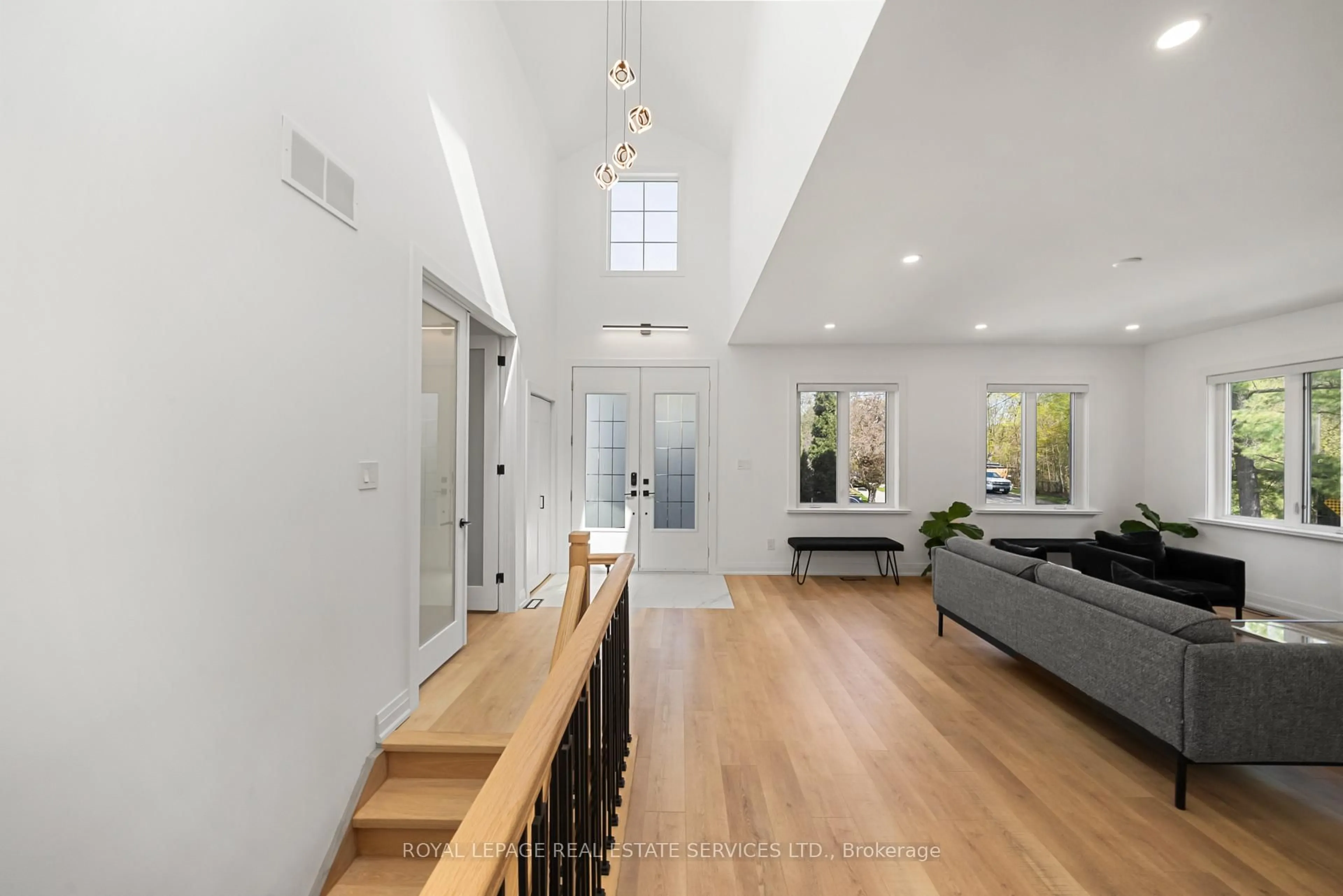 Indoor entryway for 296 Lennox Ave, Richmond Hill Ontario L4C 2A7