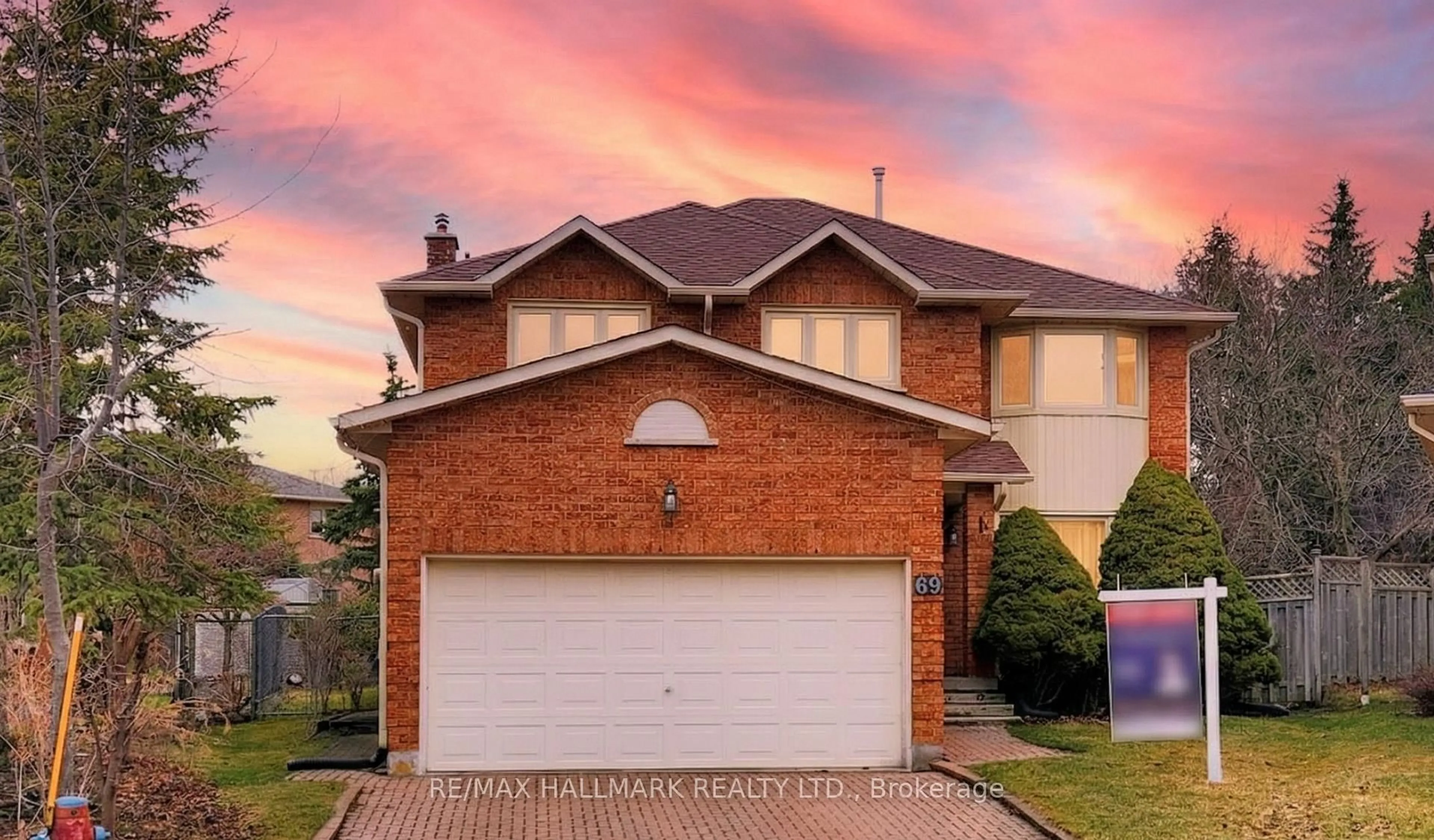 Home with brick exterior material, street for 69 Dunbarton Crt, Richmond Hill Ontario L4C 8E9