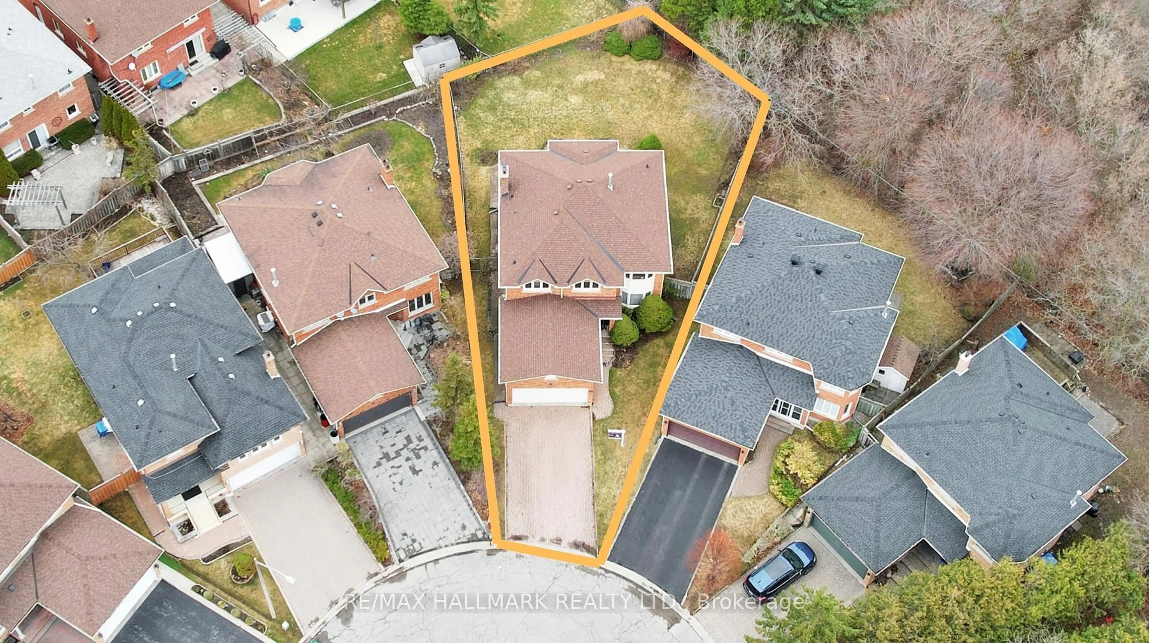 A pic from outside/outdoor area/front of a property/back of a property/a pic from drone, street for 69 Dunbarton Crt, Richmond Hill Ontario L4C 8E9