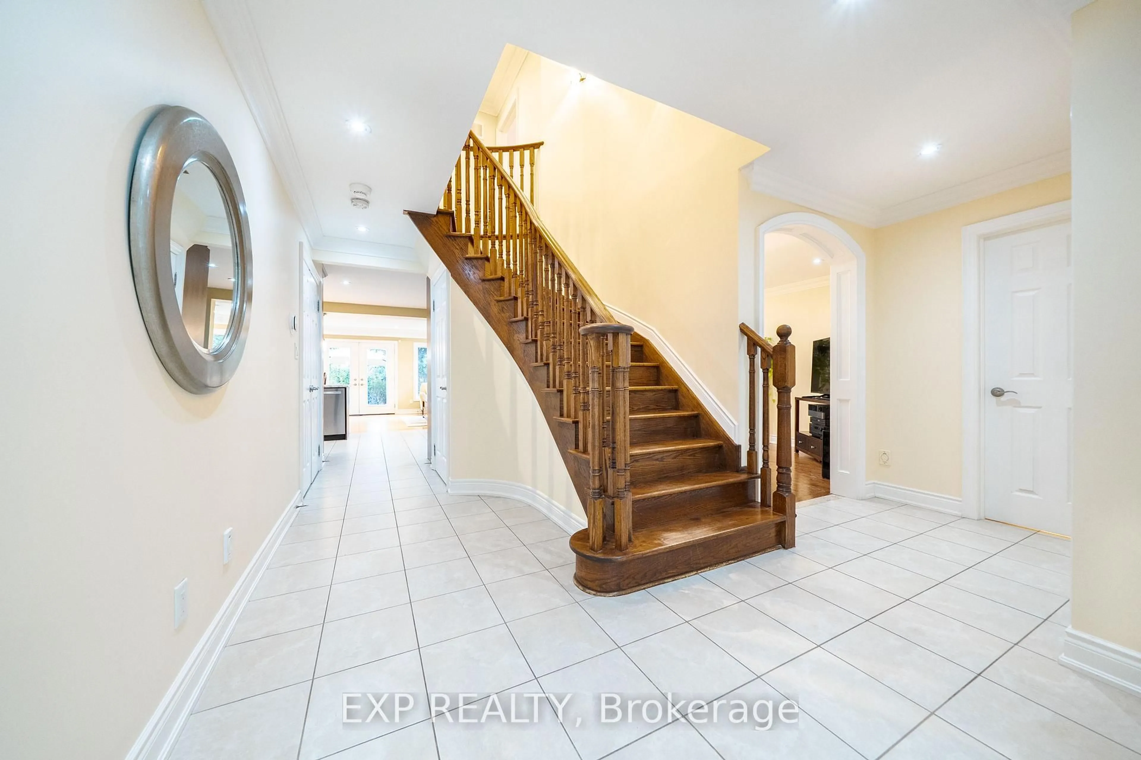 Indoor foyer for 90 Brillinger St, Richmond Hill Ontario L4C 8Y3