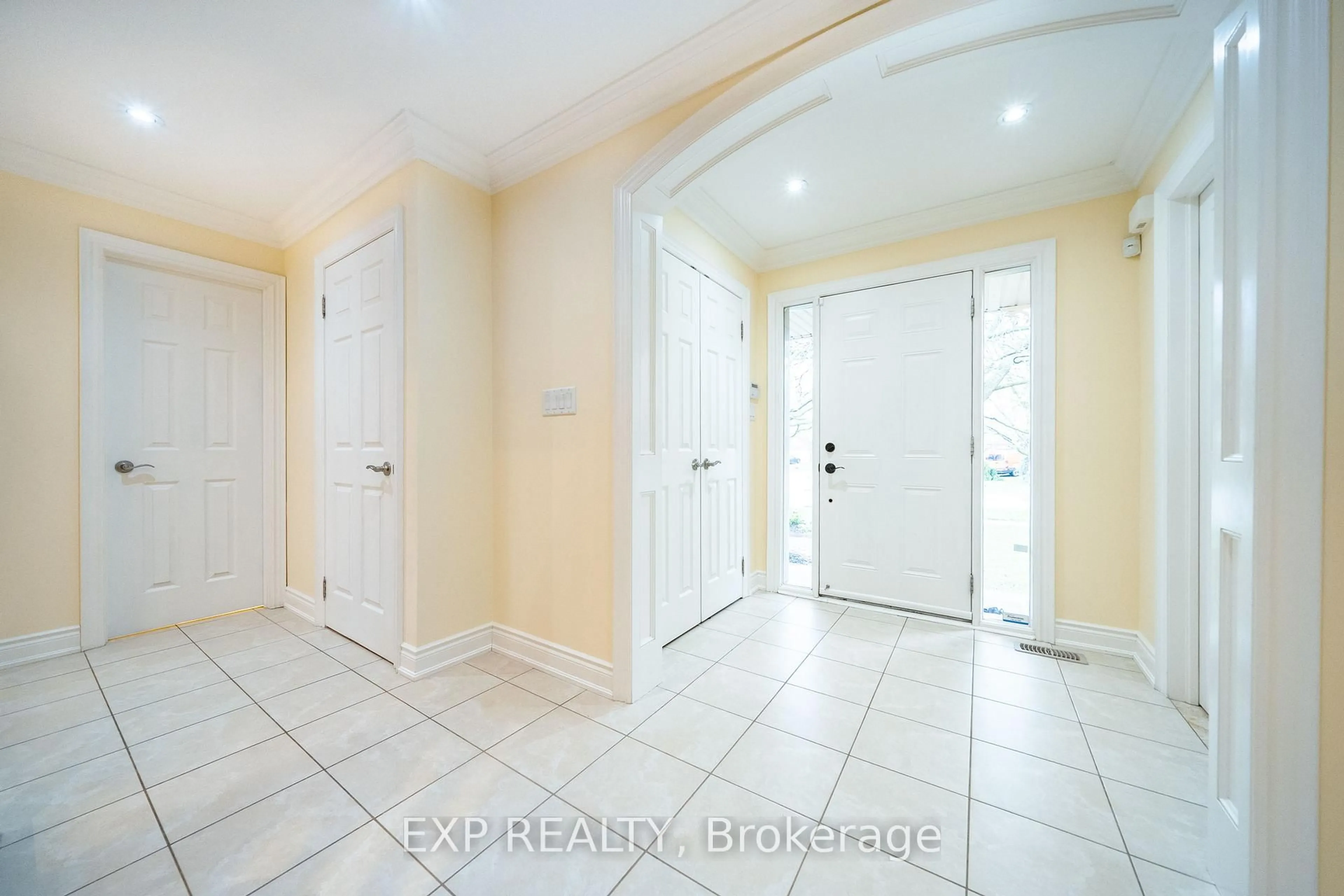 Indoor entryway for 90 Brillinger St, Richmond Hill Ontario L4C 8Y3