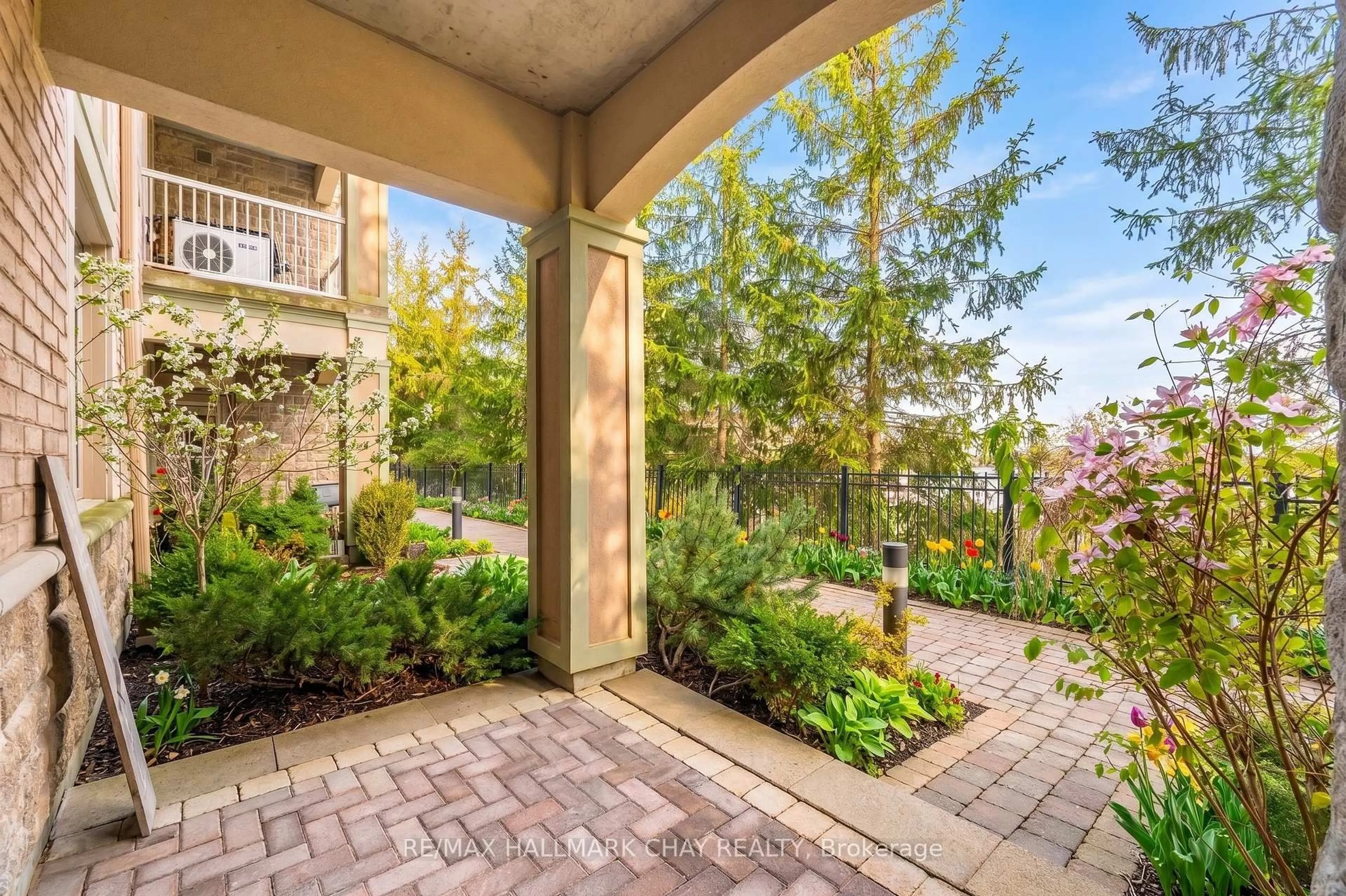 Patio, street for 78 Sunset Blvd #105, New Tecumseth Ontario L9R 2H5