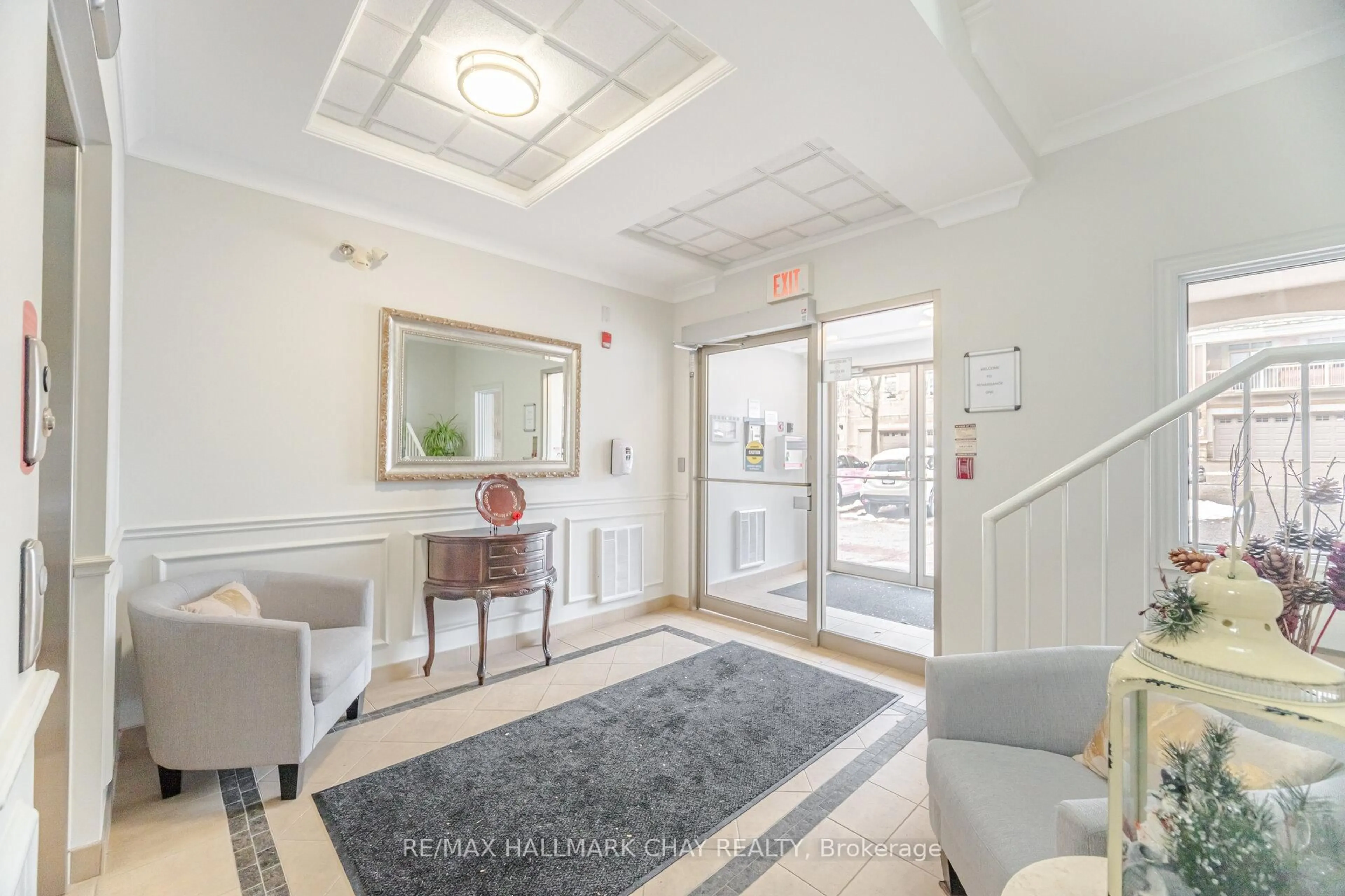 Indoor foyer for 78 Sunset Blvd #105, New Tecumseth Ontario L9R 2H5
