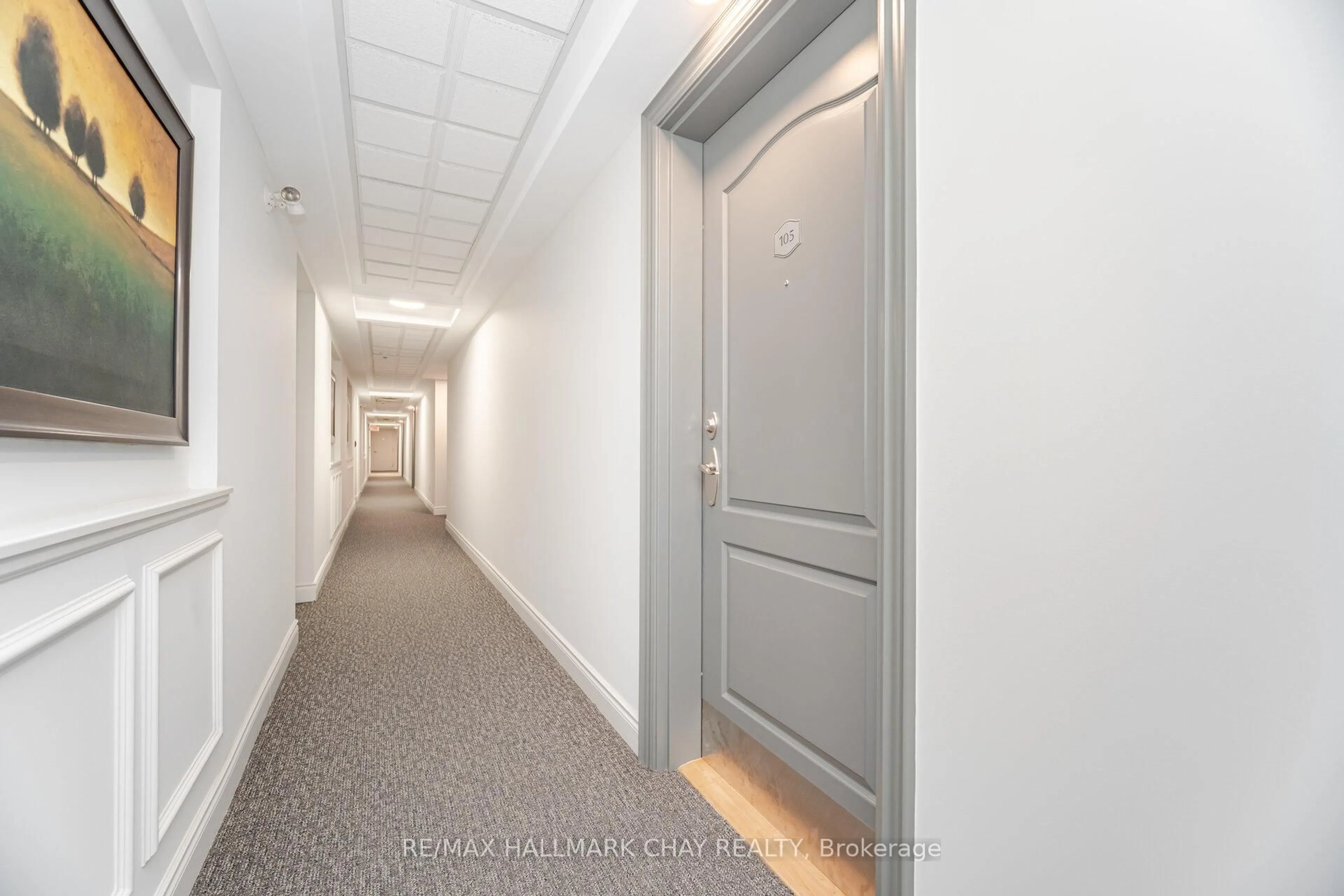 Indoor foyer for 78 Sunset Blvd #105, New Tecumseth Ontario L9R 2H5