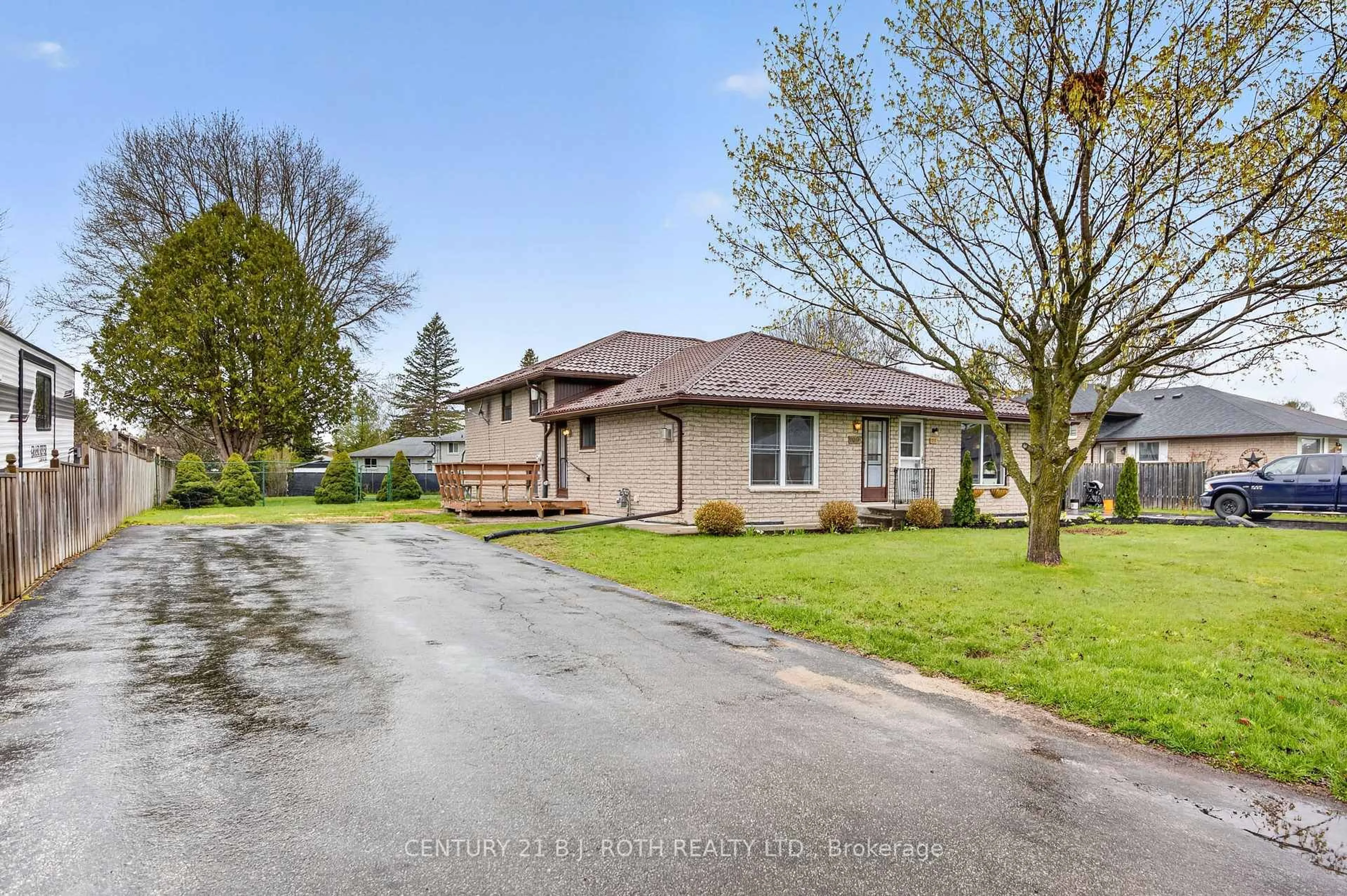 A pic from outside/outdoor area/front of a property/back of a property/a pic from drone, street for 109 Malcolm St, Essa Ontario L0M 1B0