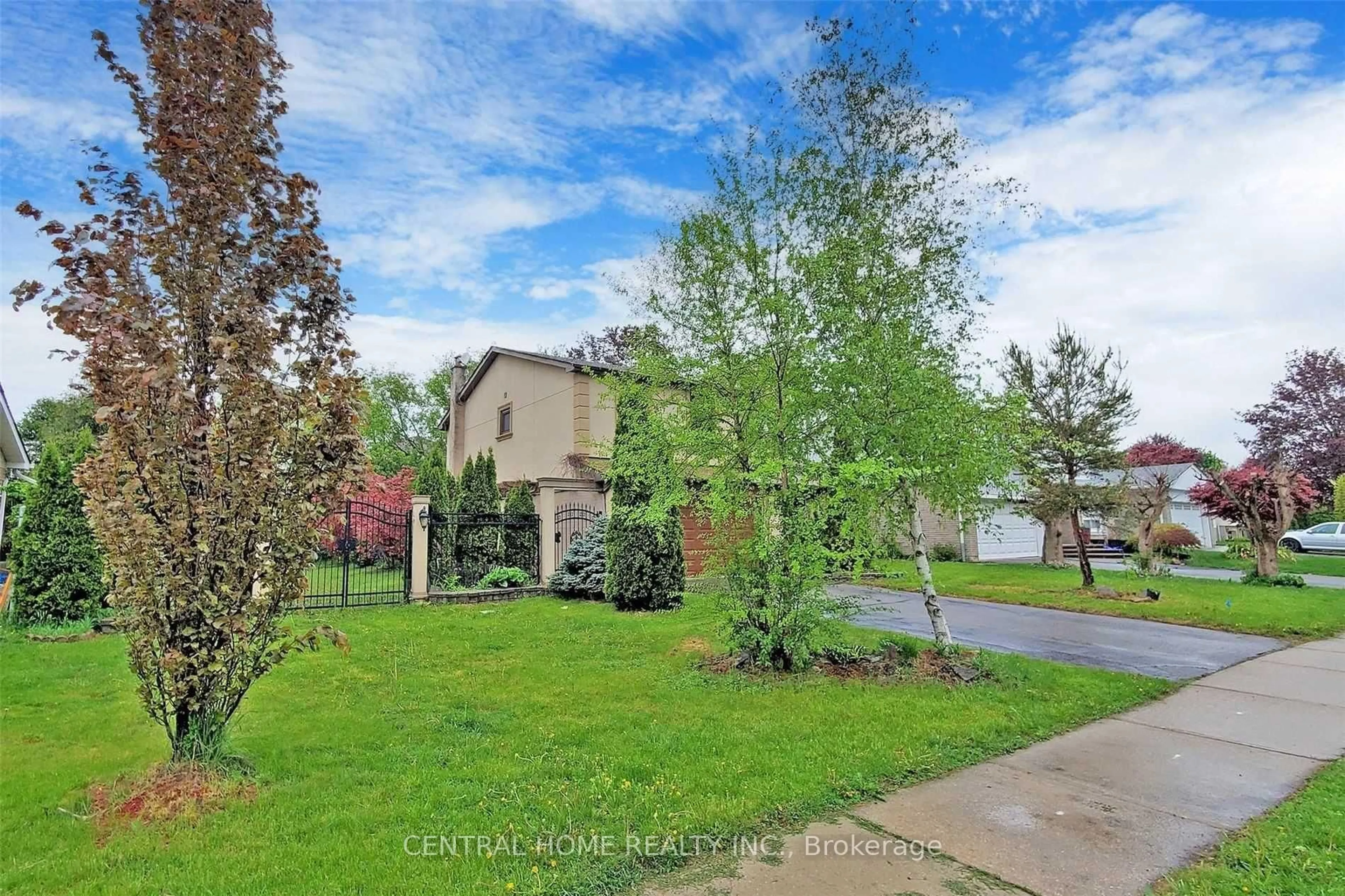 A pic from outside/outdoor area/front of a property/back of a property/a pic from drone, water/lake/river/ocean view for 18 Mayvern Cres, Richmond Hill Ontario L4C 5J4