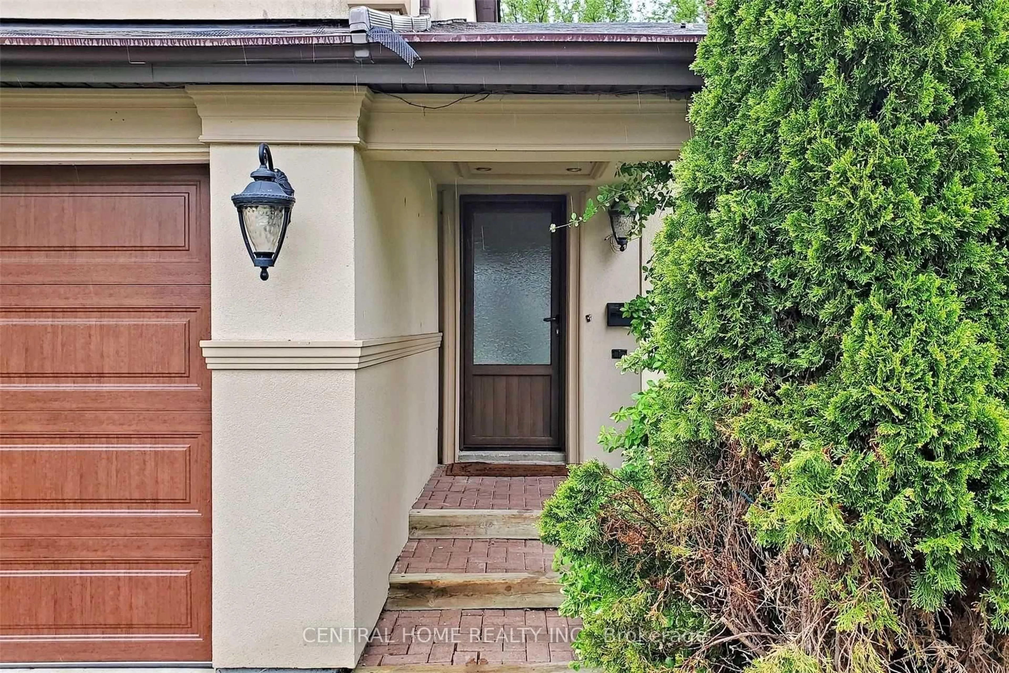 Indoor entryway for 18 Mayvern Cres, Richmond Hill Ontario L4C 5J4