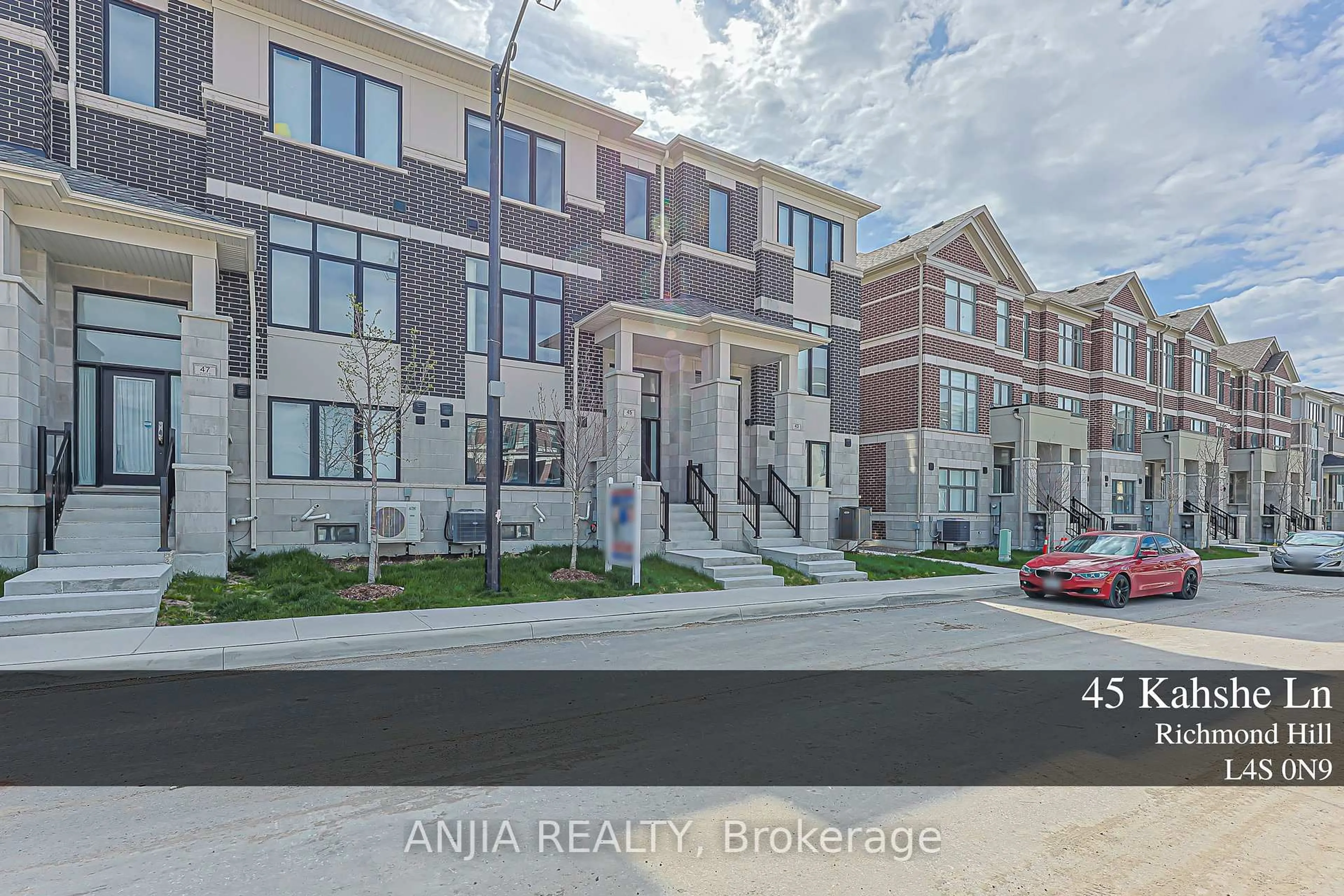 A pic from outside/outdoor area/front of a property/back of a property/a pic from drone, street for 45 Kahshe Lane, Richmond Hill Ontario L4S 0N9