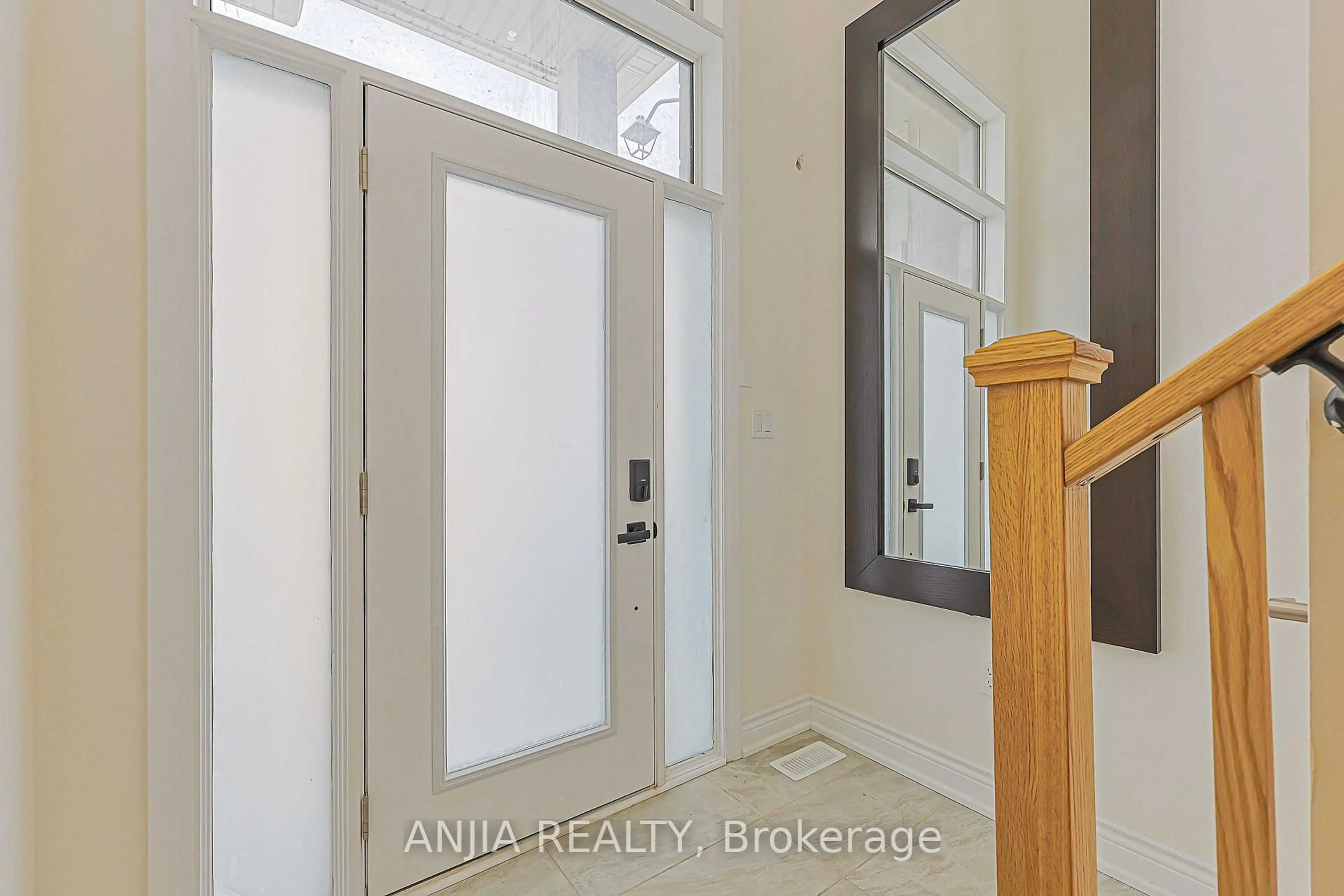 Indoor entryway for 45 Kahshe Lane, Richmond Hill Ontario L4S 0N9