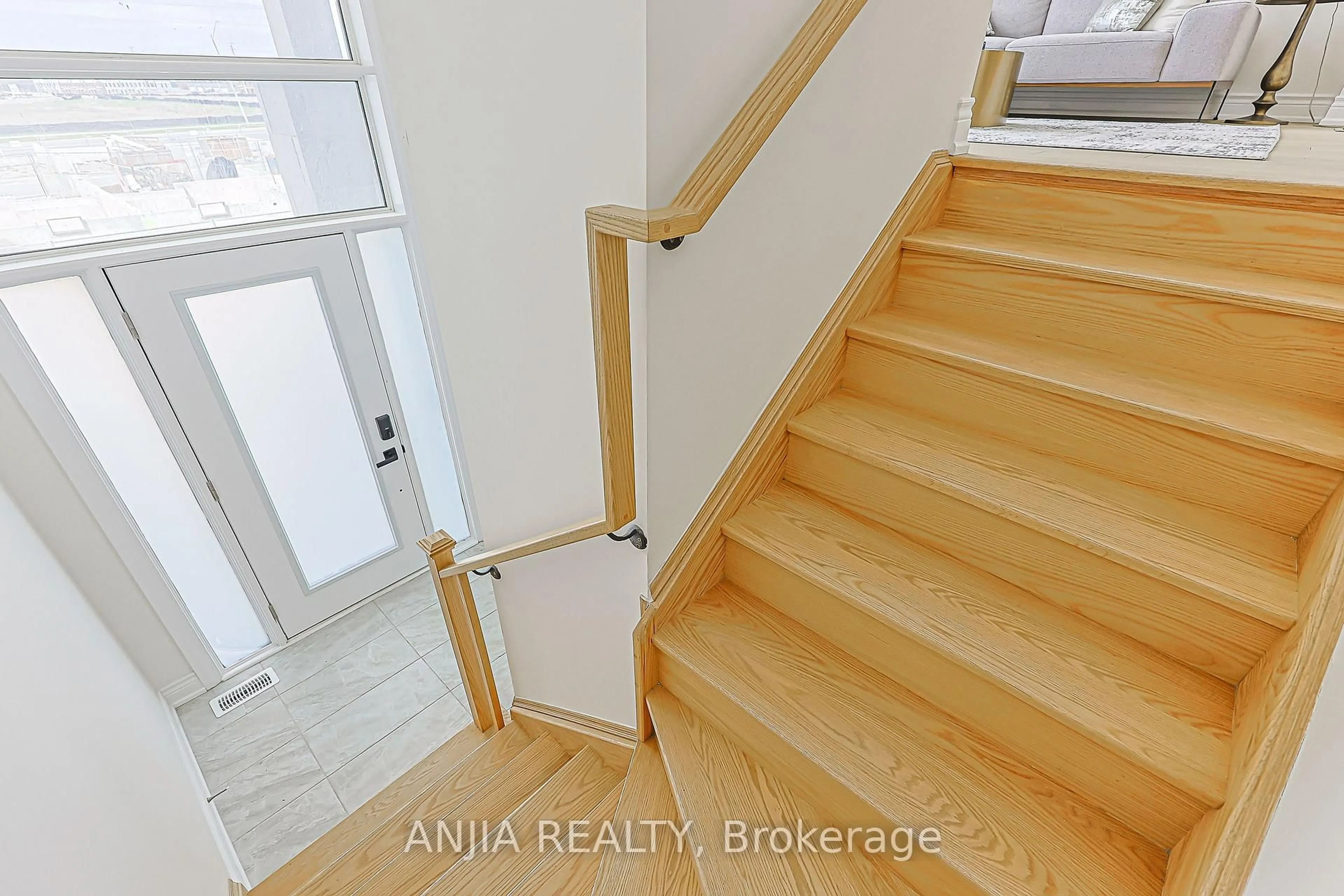 Indoor entryway for 45 Kahshe Lane, Richmond Hill Ontario L4S 0N9