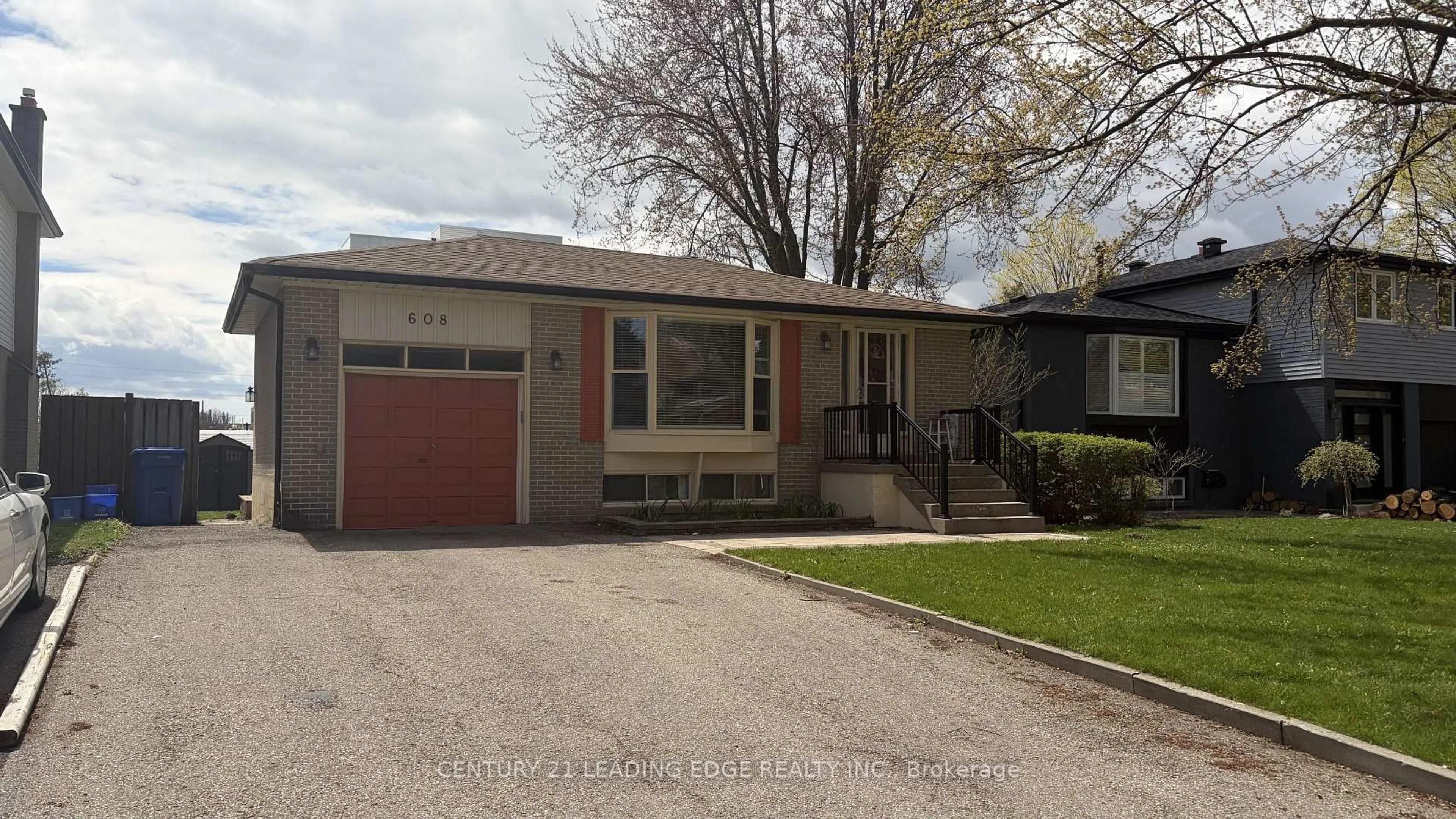 Home with vinyl exterior material, street for 608 RUPERT Ave, Whitchurch-Stouffville Ontario L4A 1W1