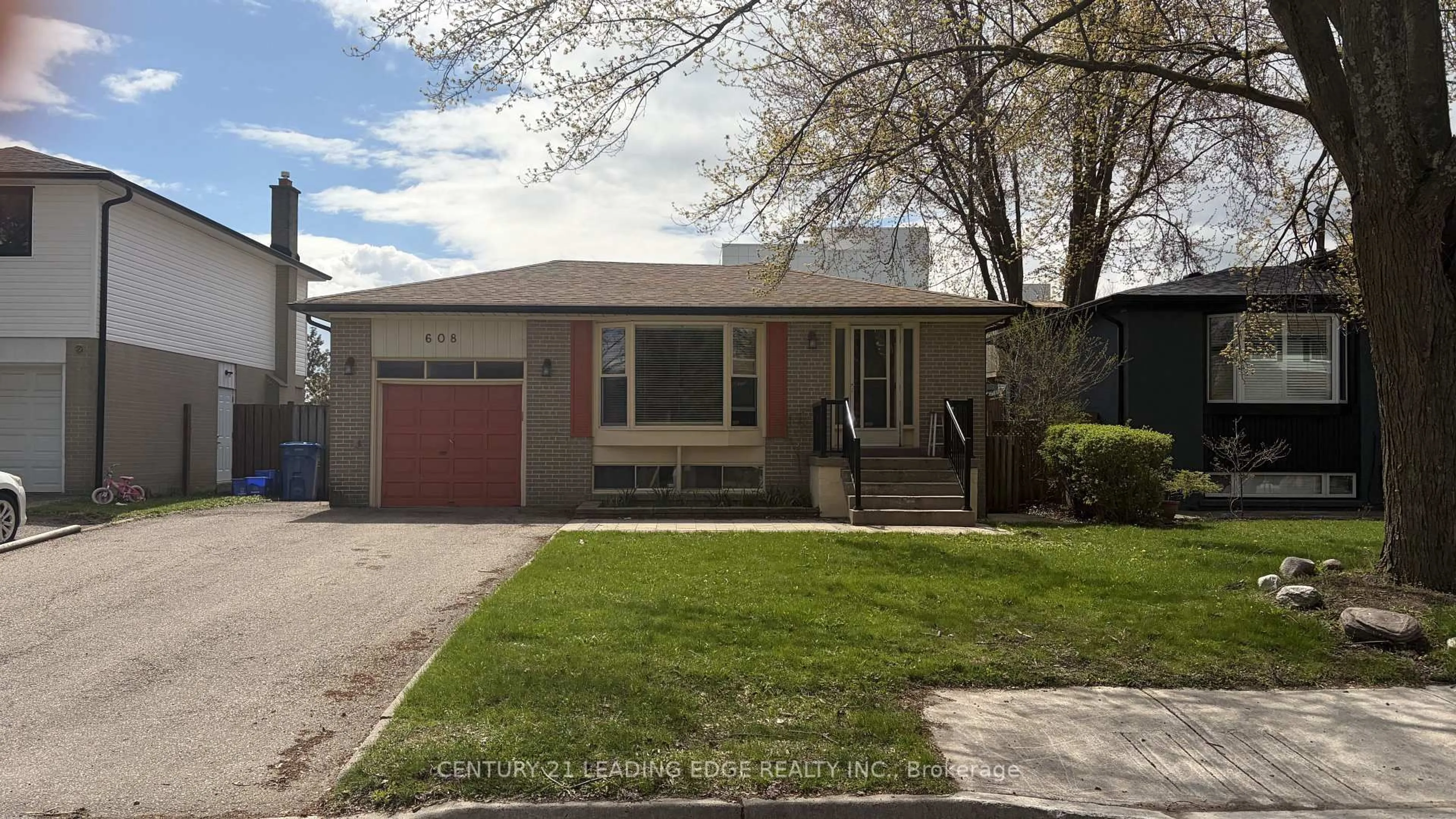 Home with vinyl exterior material, street for 608 RUPERT Ave, Whitchurch-Stouffville Ontario L4A 1W1
