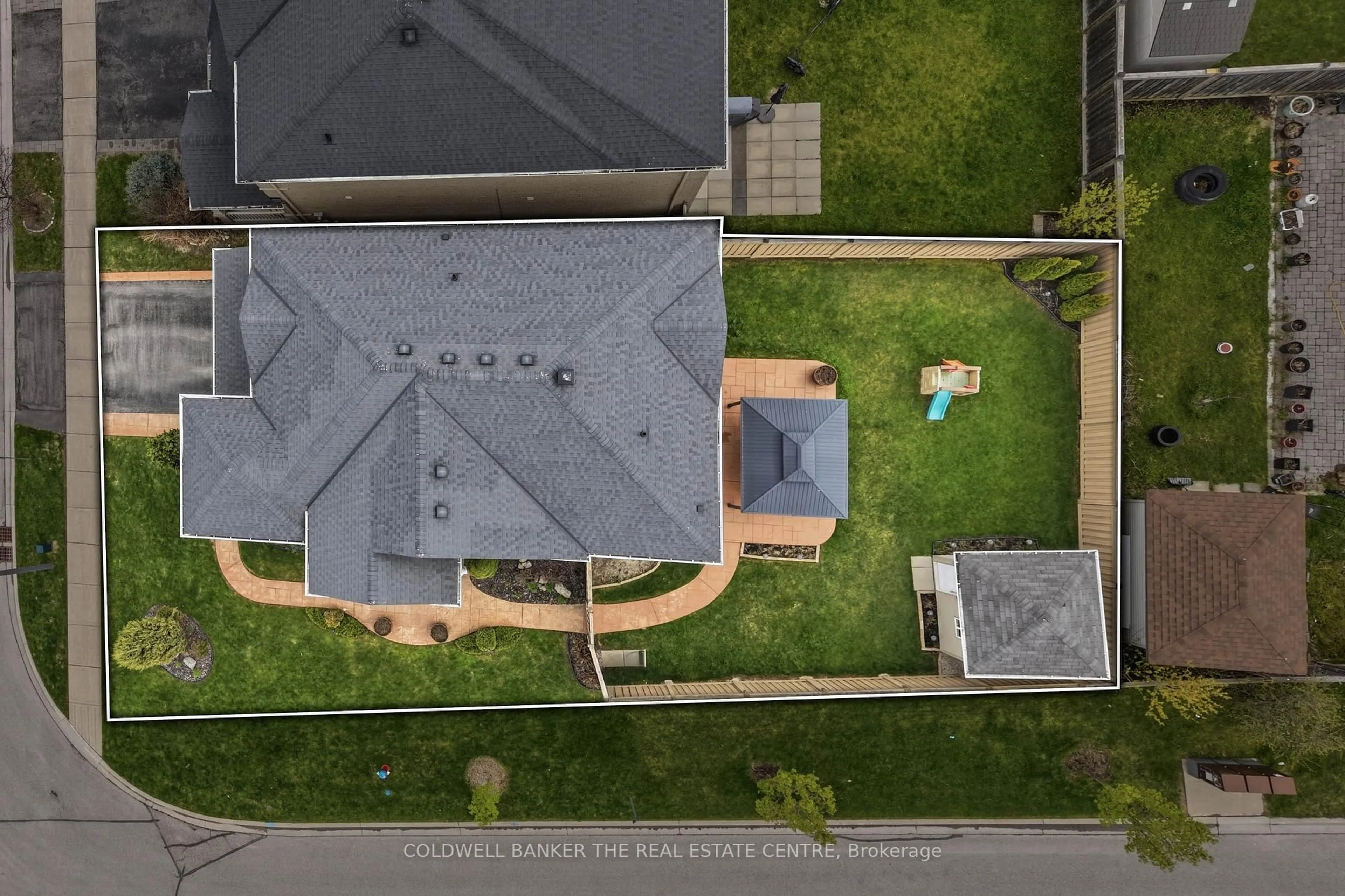 A pic from outside/outdoor area/front of a property/back of a property/a pic from drone, street for 124 Armstrong Cres, Bradford West Gwillimbury Ontario L3Z 0L3