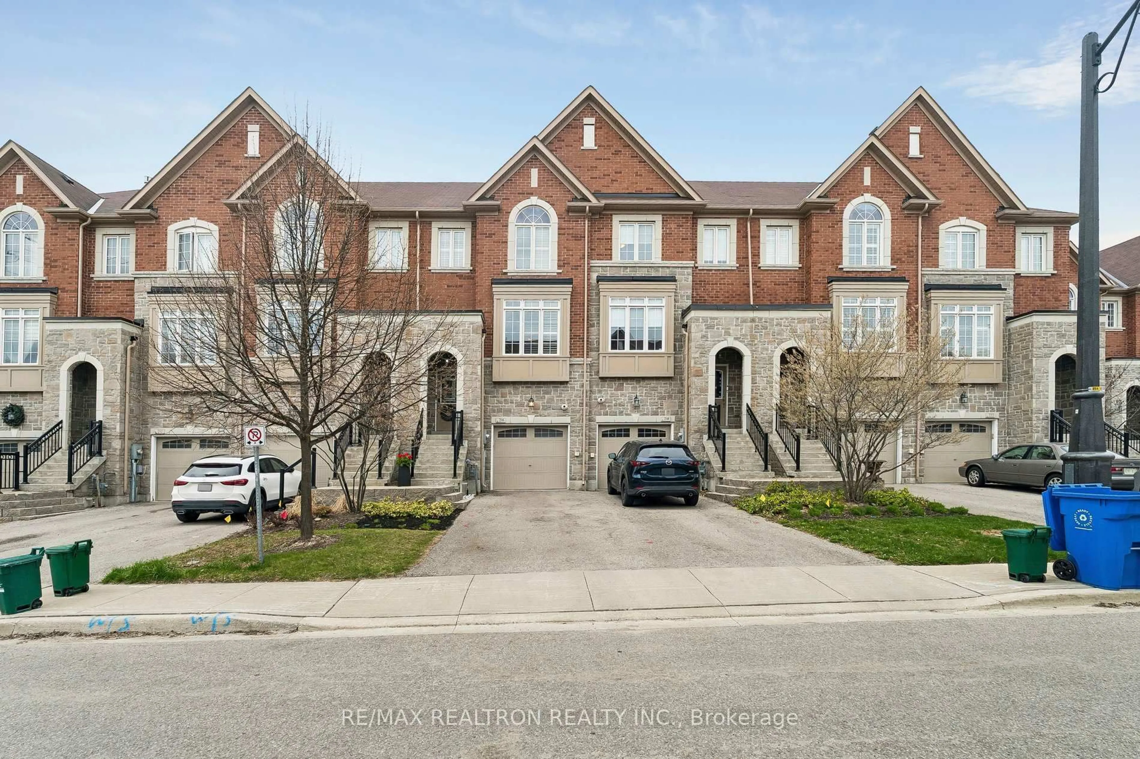 A pic from outside/outdoor area/front of a property/back of a property/a pic from drone, street for 216 Appleton Crt, Newmarket Ontario L3Y 0B8