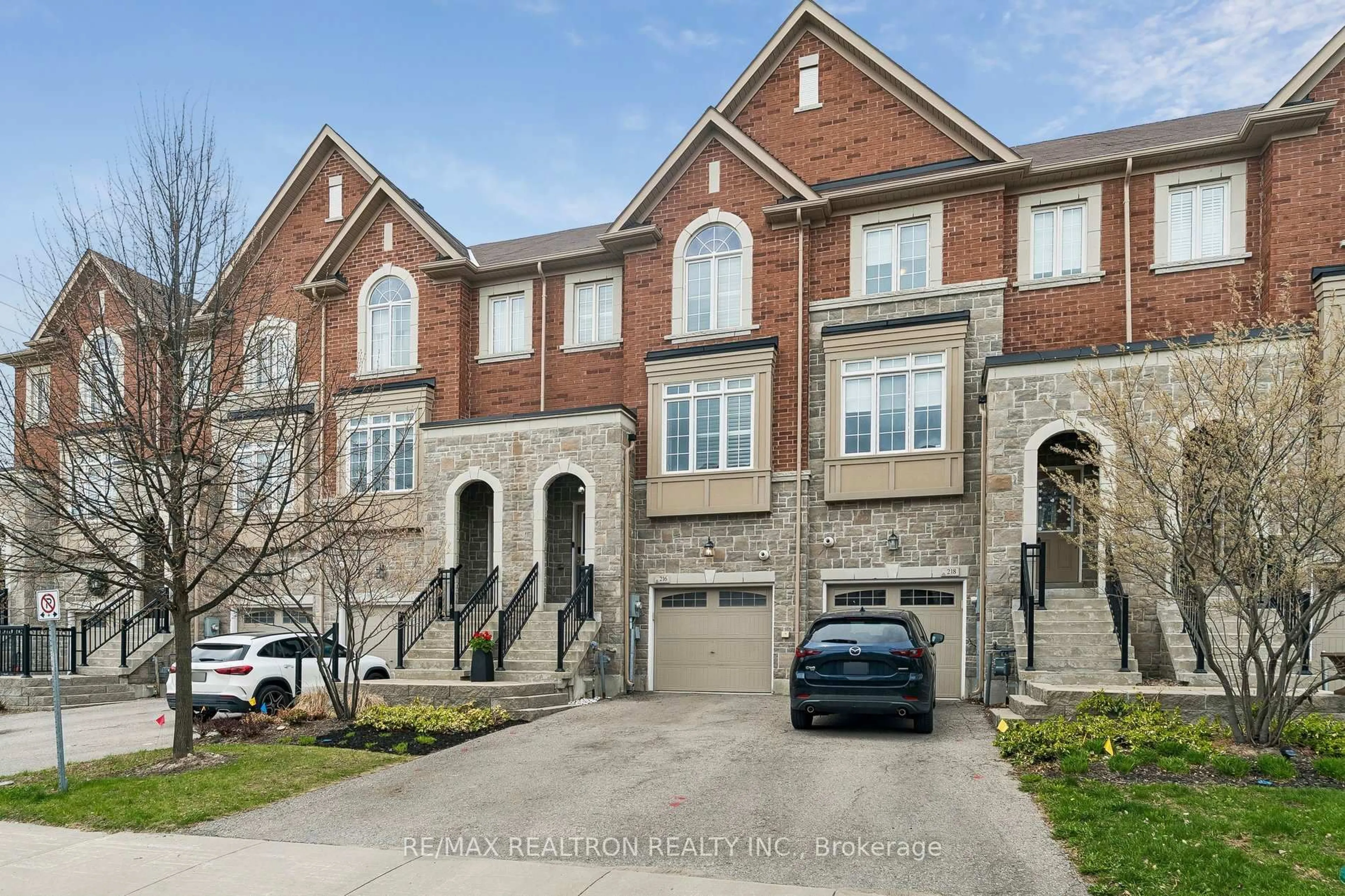 Home with brick exterior material, street for 216 Appleton Crt, Newmarket Ontario L3Y 0B8