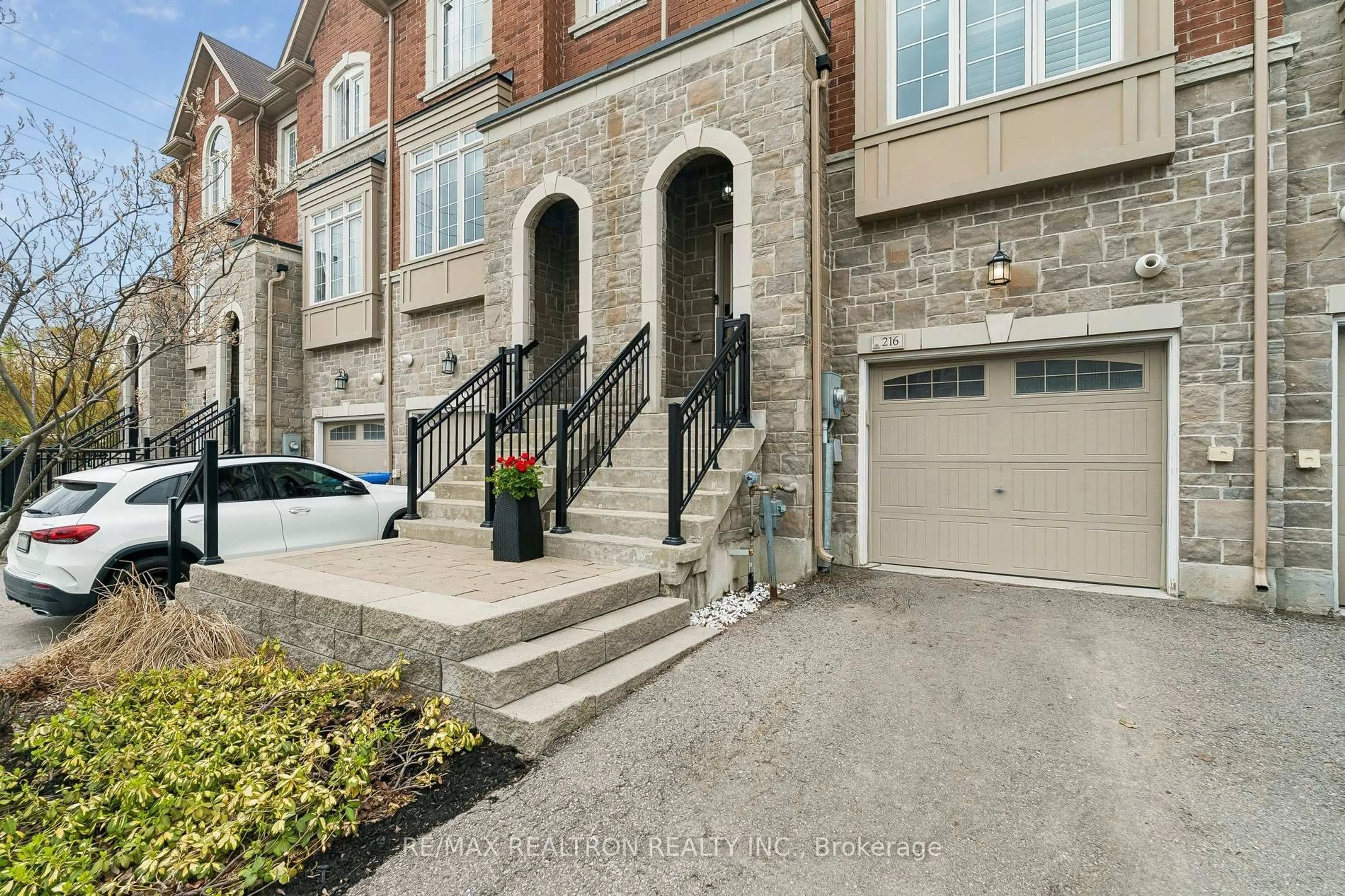 Unknown for 216 Appleton Crt, Newmarket Ontario L3Y 0B8