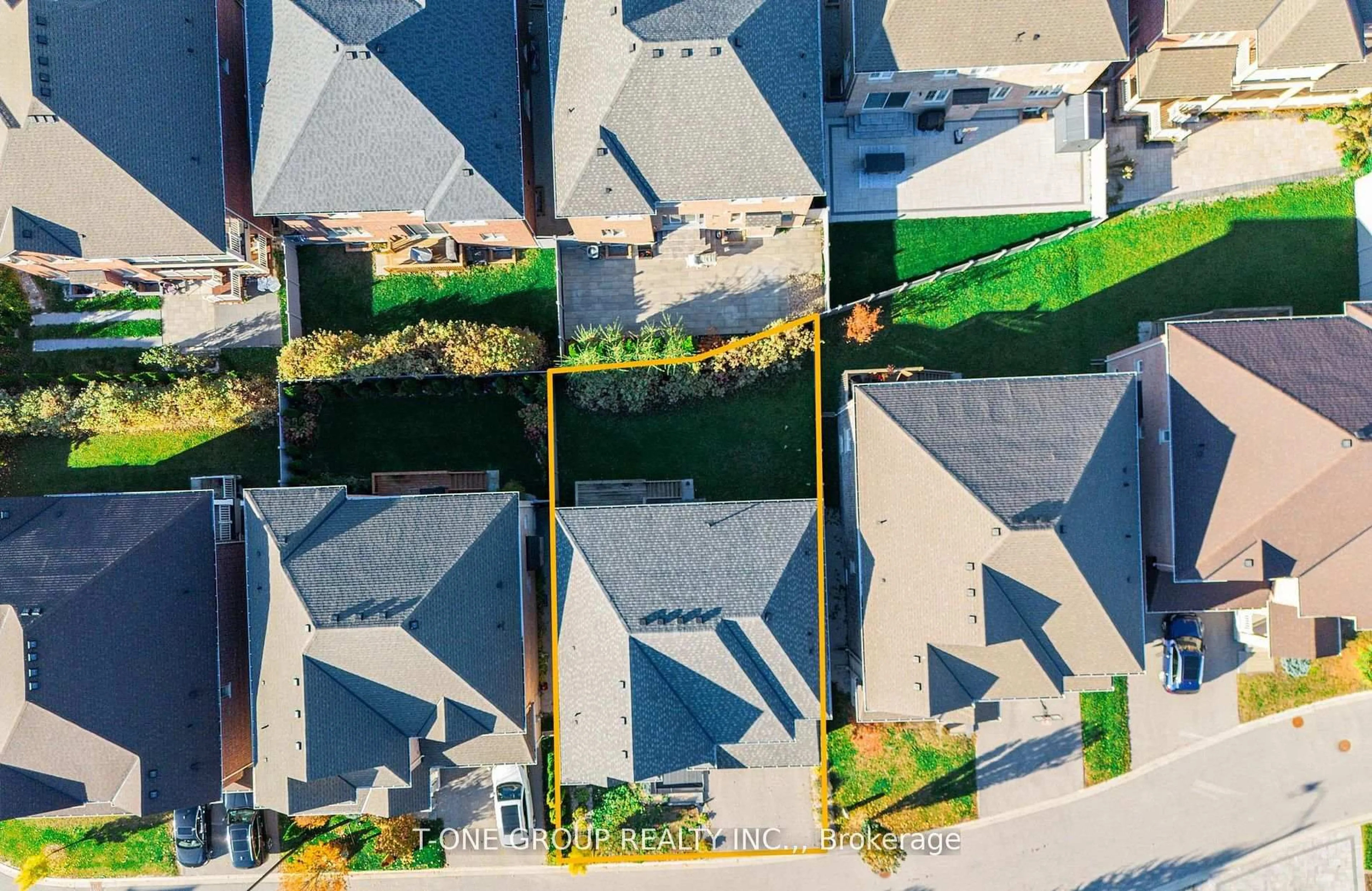 A pic from outside/outdoor area/front of a property/back of a property/a pic from drone, street for 63 Ken Sinclair Cres, Aurora Ontario L4G 3J1