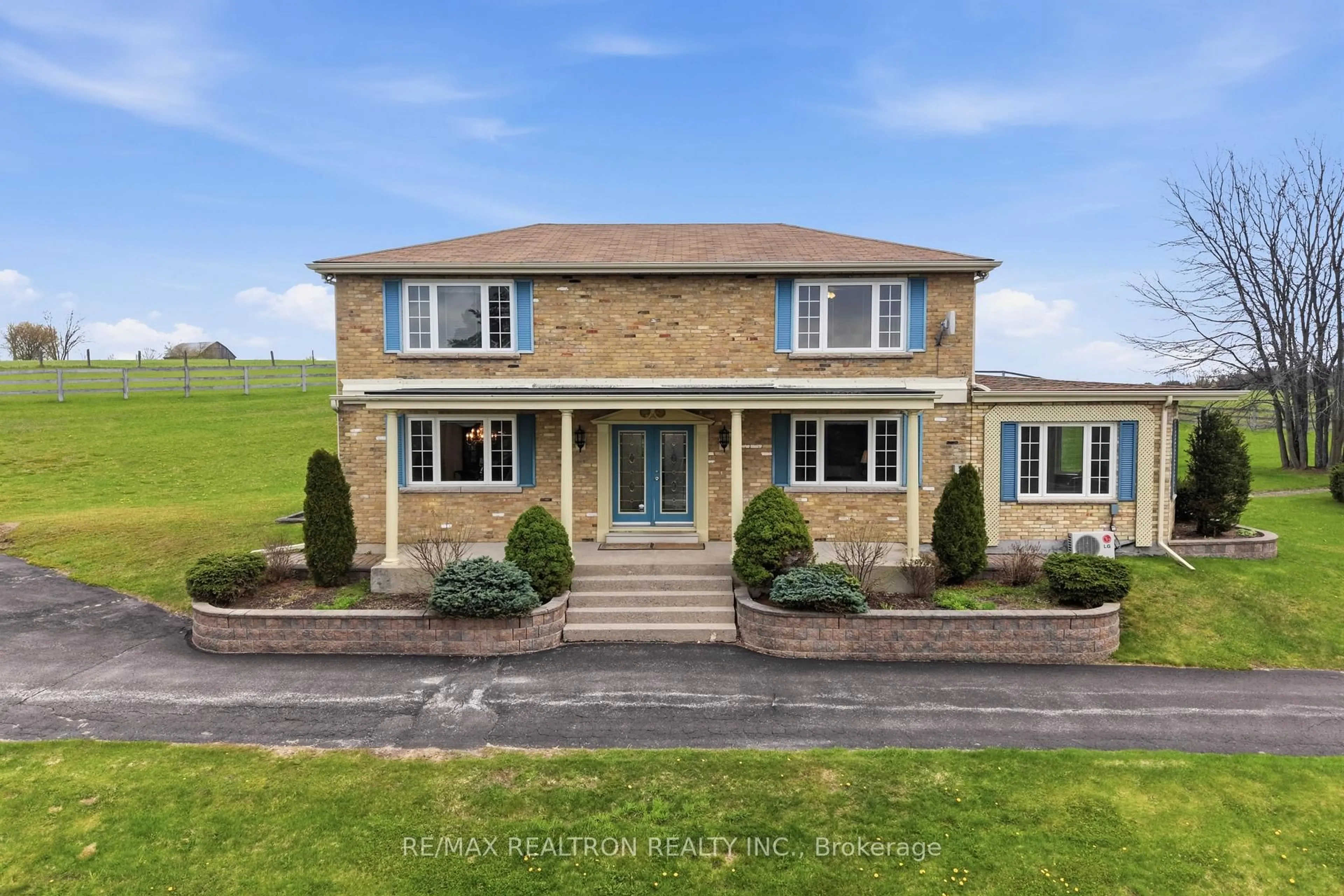 A pic from outside/outdoor area/front of a property/back of a property/a pic from drone, unknown for 5081 Holborn Rd, East Gwillimbury Ontario L0G 1M0