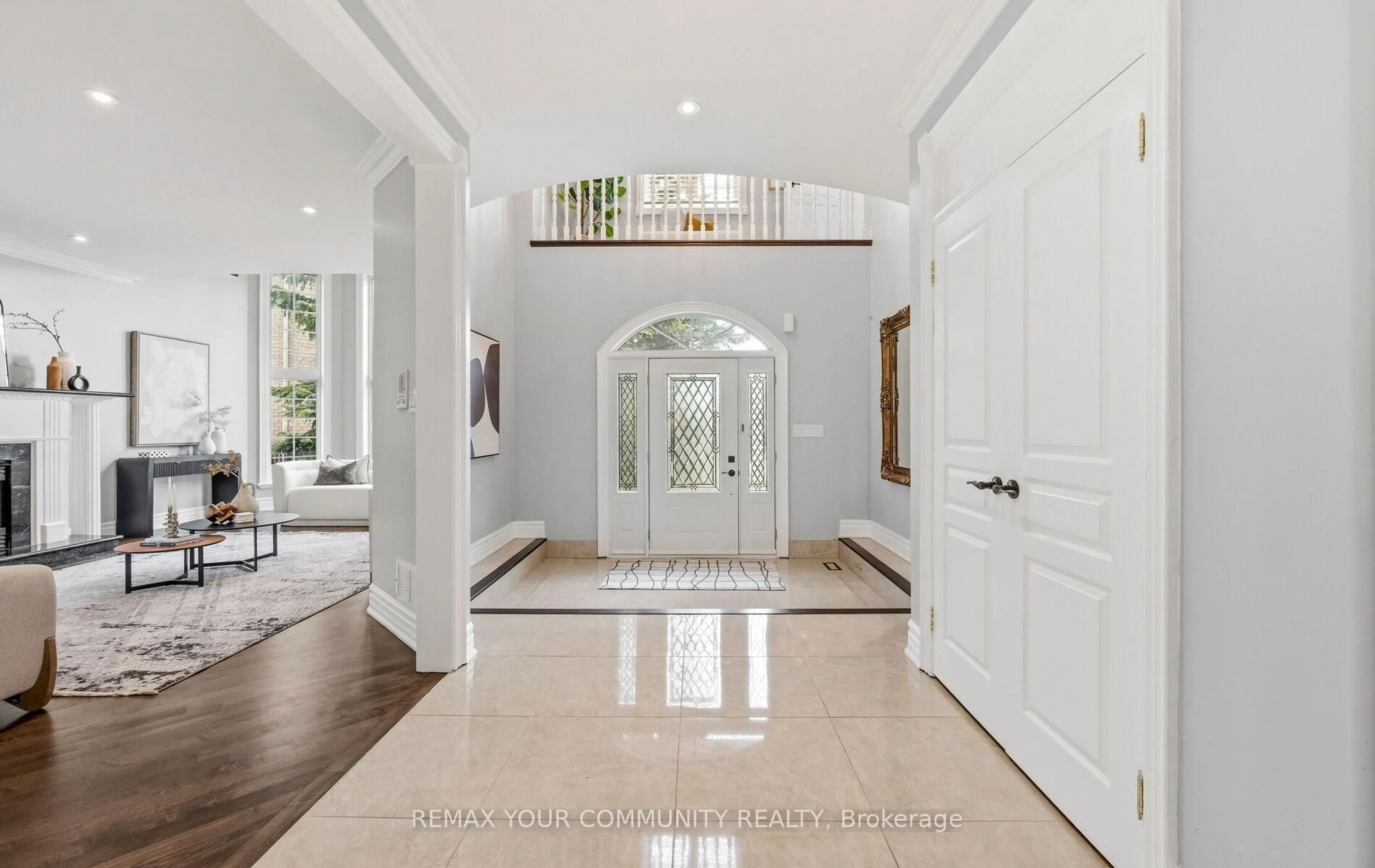 Indoor entryway for 213 Willis Dr, Aurora Ontario L4G 7M2