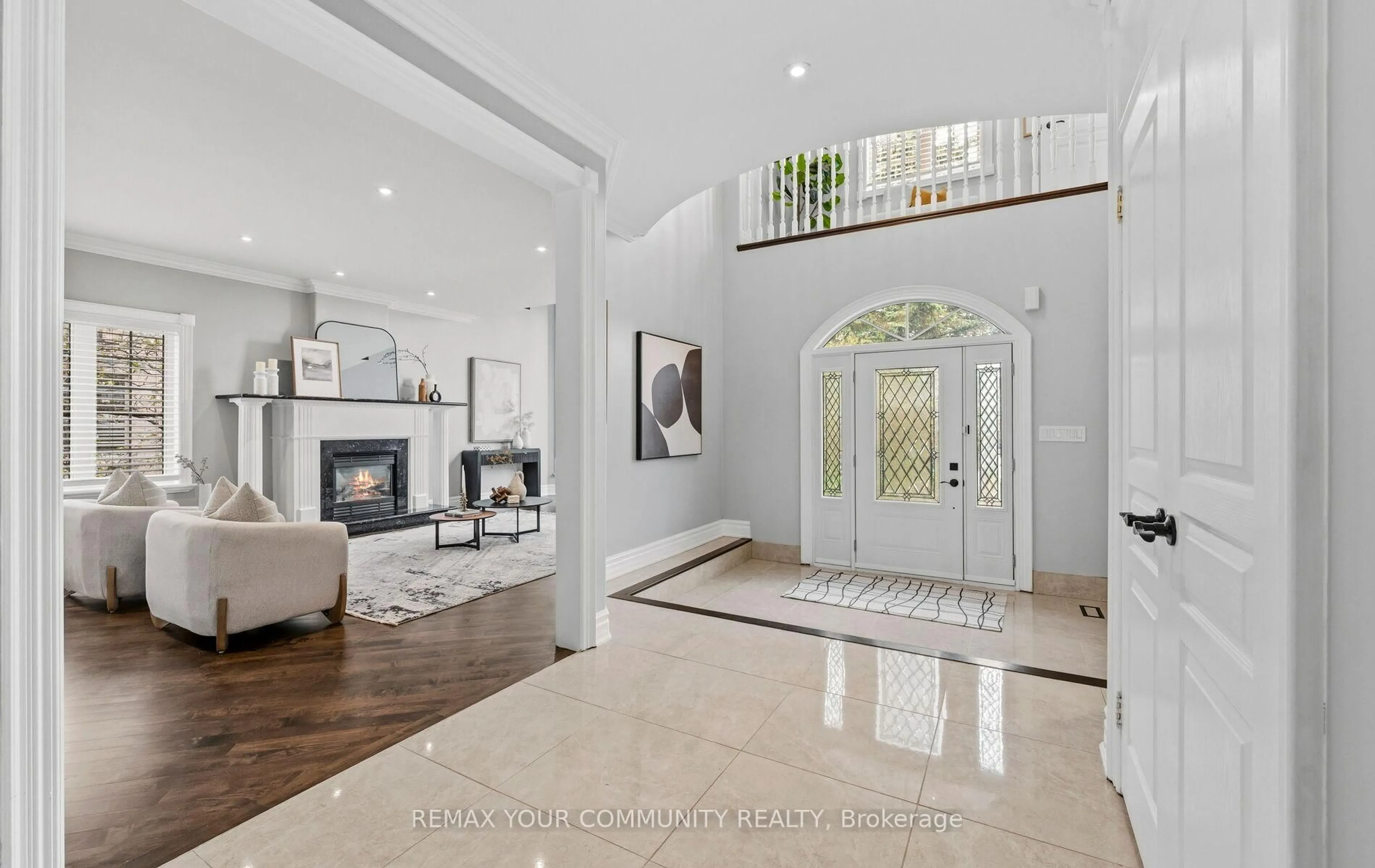 Indoor entryway for 213 Willis Dr, Aurora Ontario L4G 7M2