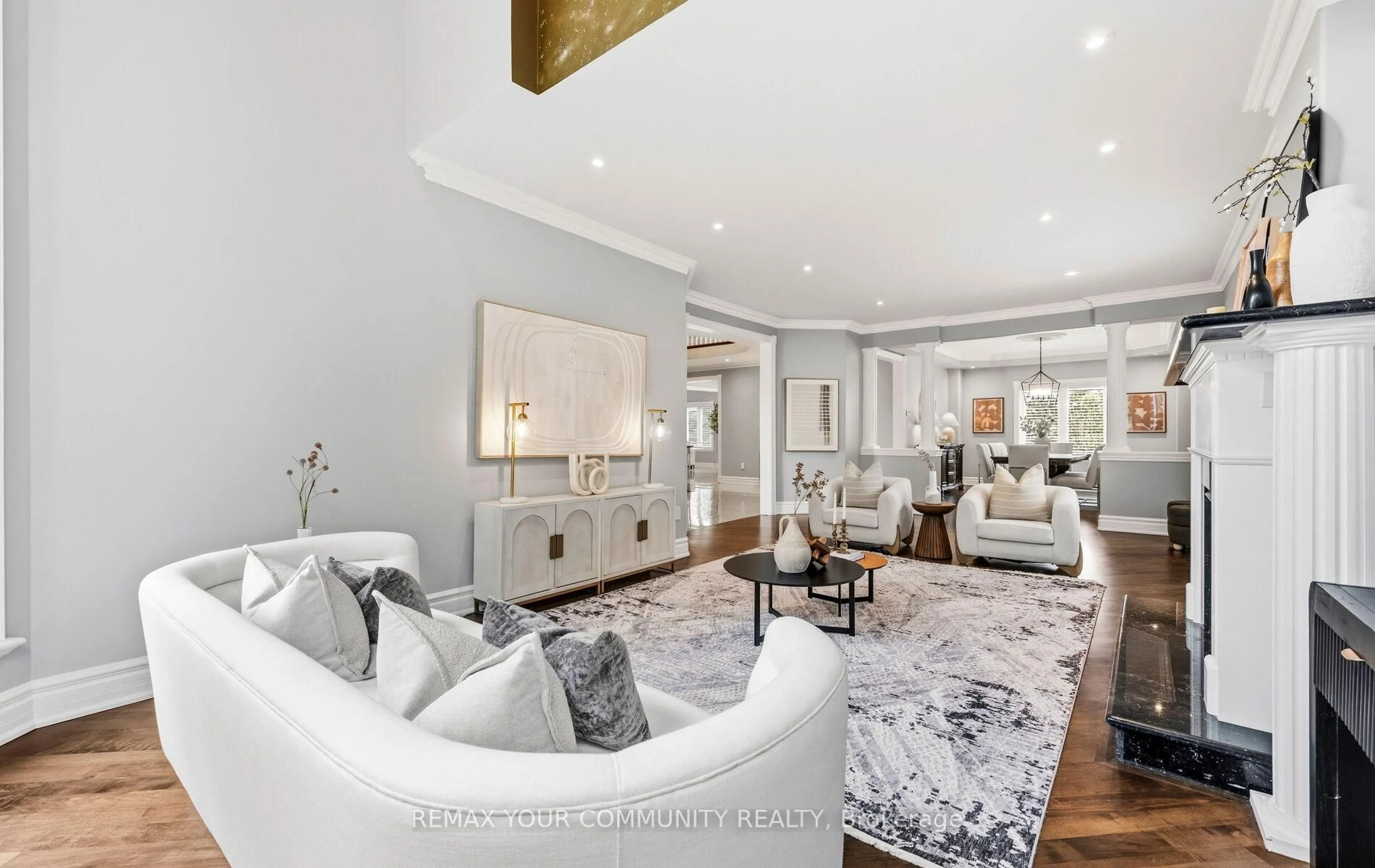 Living room with furniture, unknown for 213 Willis Dr, Aurora Ontario L4G 7M2
