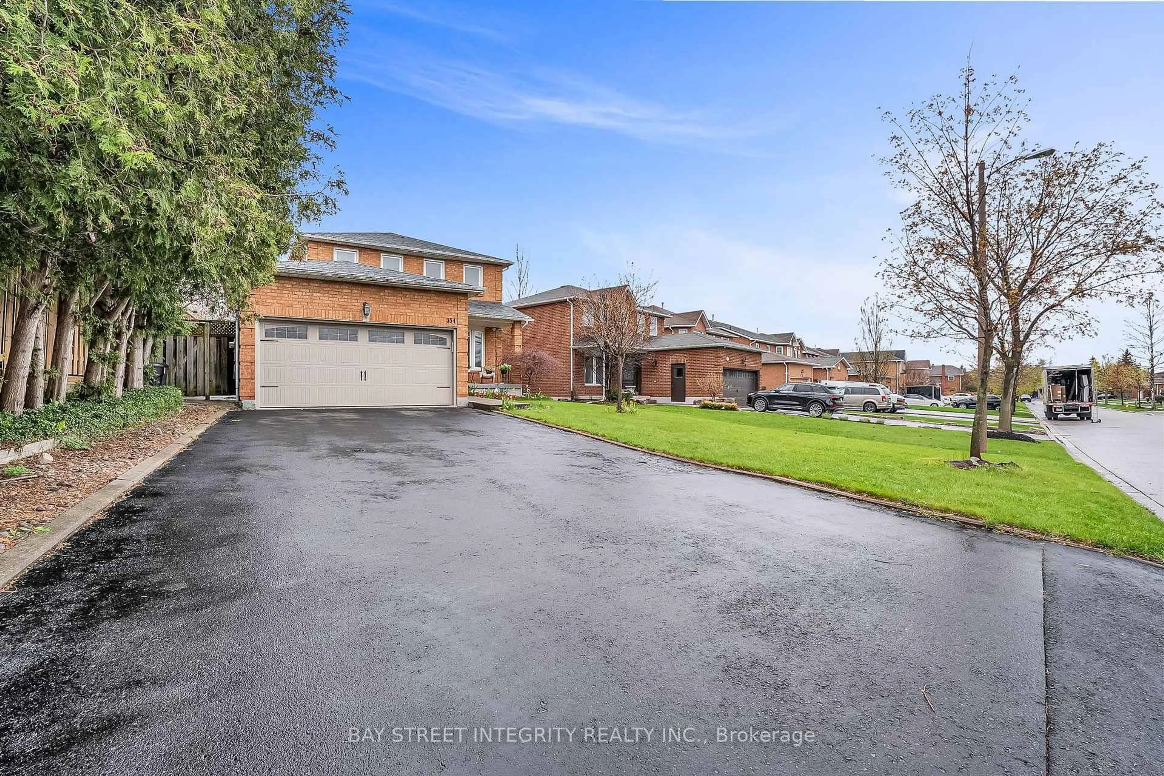 A pic from outside/outdoor area/front of a property/back of a property/a pic from drone, street for 354 Waterside Cres, Vaughan Ontario L6A 1V4