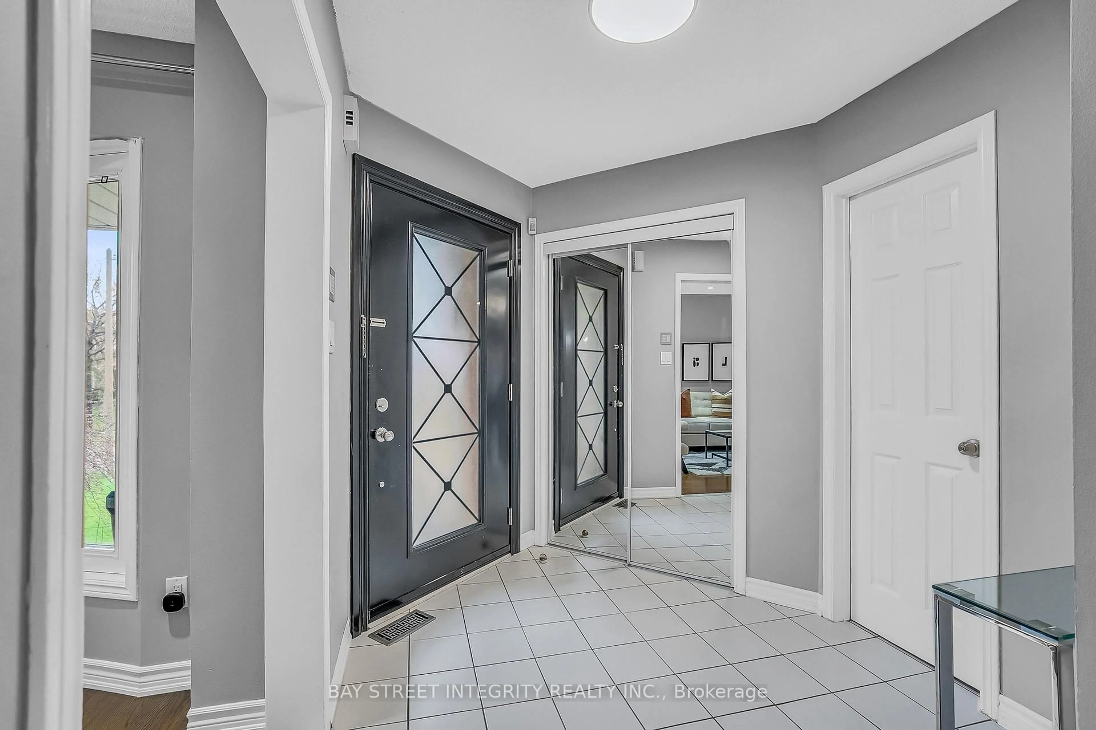 Indoor entryway for 354 Waterside Cres, Vaughan Ontario L6A 1V4