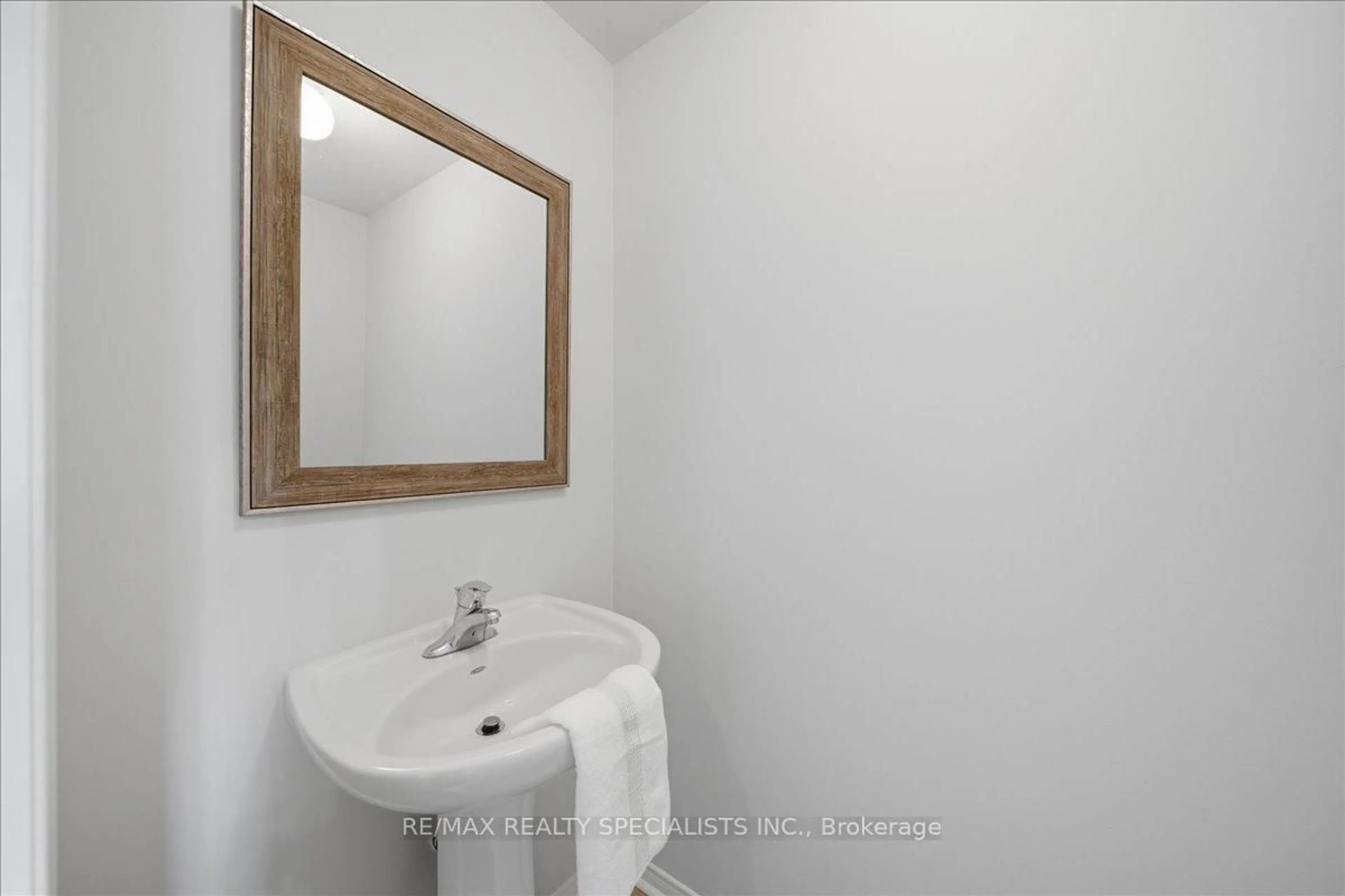 Standard bathroom, ceramic/tile floor for 773 Miller Park Ave, Bradford West Gwillimbury Ontario L3Z 0L8
